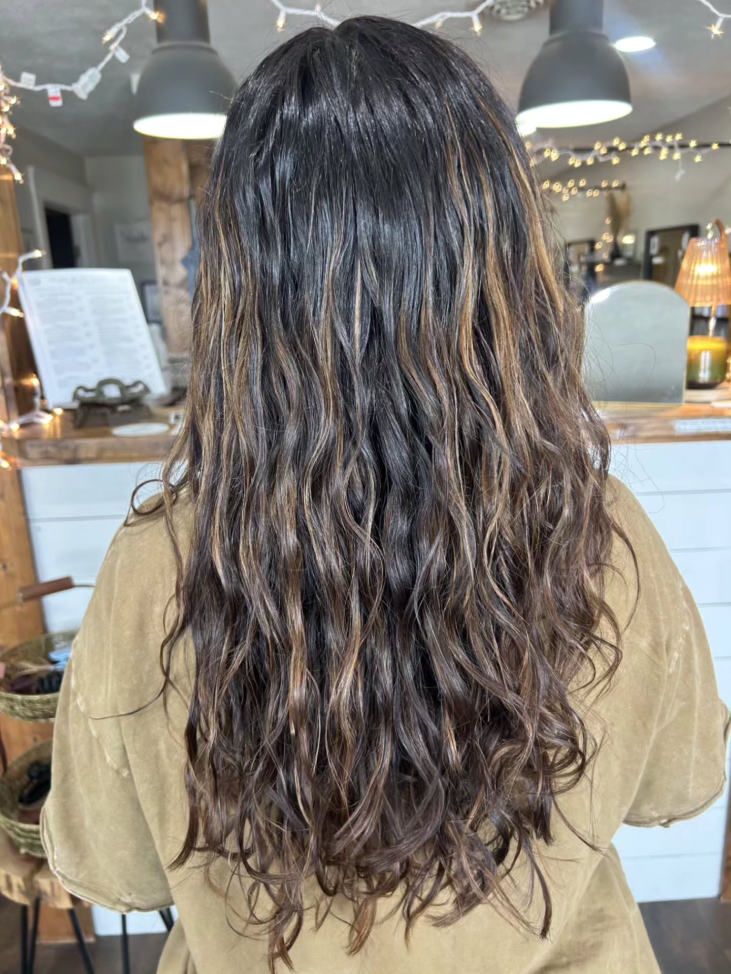 @hair.byanniepeters is bringing perms back!
If you need more body and texture in your hair, want waves and natural curls- she is your girl!
Who doesnt love a natural curly look?!
To book a perm dm us or comment 🙋♀️ below