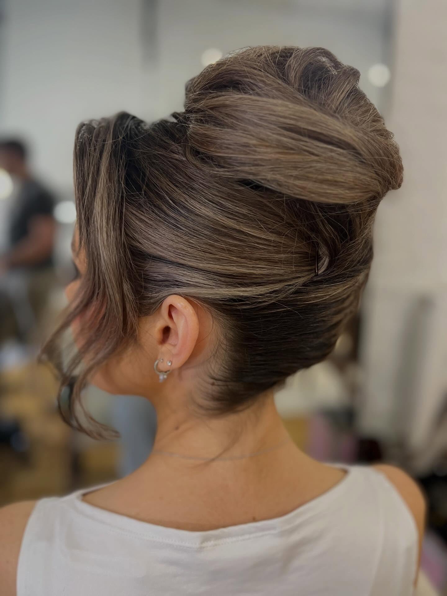 The hairstyle that gives everything a lift
#trendingbridalhairstyle #bridehaır #weddinghairstylistleicestershire #weddinghairlondon