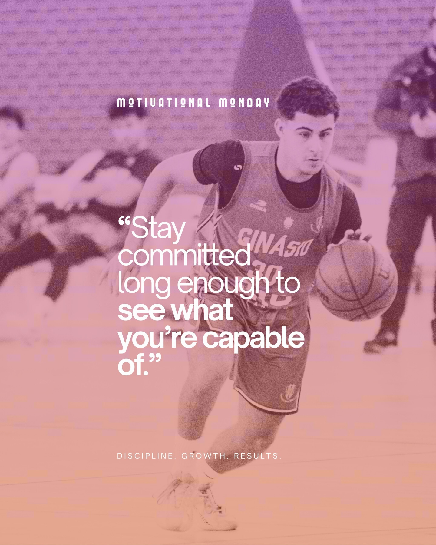 O progresso no basquetebol nem sempre é imediato.
Haverá dias no treino de basquetebol em que te vais sentir preso. Dias em que o trabalho parece repetitivo. Dias em que a evolução parece mais lenta do que esperavas.
Fica.
Porque o crescimento — especialmente em atletas de basquetebol de alto rendimento — não é construído em momentos dramáticos. É construído dentro de uma academia de basquetebol através da consistência. Ao escolher aparecer novamente. Ao manter a disciplina quando a motivação diminui.
Muitos atletas desistem antes de descobrirem verdadeiramente do que são capazes.
Mantém-te comprometido tempo suficiente para descobrir.
“Stay committed long enough to see what you’re capable of.”