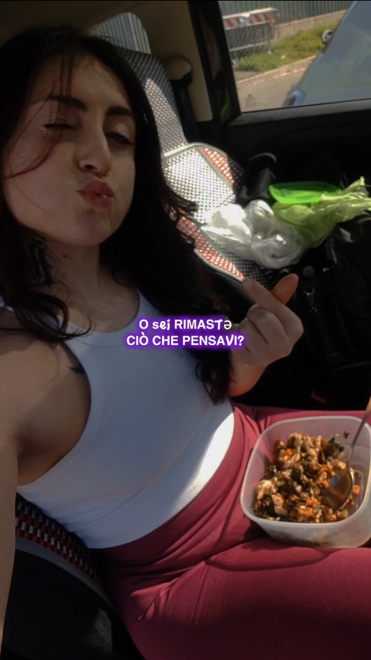 📌 “𝑴𝒂 𝒂𝒍𝒍𝒂 𝒇𝒊𝒏𝒆… 𝒔𝒆𝒊 𝒅𝒊𝒗𝒆𝒏𝒕𝒂𝒕ə 𝒒𝒖𝒆𝒍𝒍𝒐 𝒄𝒉𝒆 𝒗𝒐𝒍𝒆𝒗𝒊 𝒐 𝒔𝒆𝒊 𝒓𝒊𝒎𝒂𝒔𝒕ə 𝒄𝒊𝒐' 𝒄𝒉𝒆 𝒑𝒆𝒏𝒔𝒂𝒗𝒊?”
Io volevo essere invincibile.
Un’alunna perfetta.
Quella che concludeva tutto. Sempre.
“1, 2, 3, 4, 5 lauree… che lo festeggi a fare?” Dicono. E poi Corso 1, 2, 3... "ma che lo fai a fare?" Dicono. Come se fosse inutile perché è routine.
Lo studio era il mio rifugio.
Lì mi sentivo all’altezza.
Brava. Capace. Degna.
Poi, tre anni fa, il mio corpo e la mia mente sono andati prima in burnout.
Poi in crash.
Anni di DCA mascherati da disciplina.
Performance travestita da ambizione.
Allenamenti per dimostrare che potevo essere un’atleta nonostante nessuno avesse creduto nel mio percorso agonistico.
Un lavoro tossico dopo l'altro, fatto di mobbing e gaslighting.
Sempre forte. Sempre produttiva. Sempre oltre.
Finché il sistema nervoso ha detto basta.
Finché il Dolore Cronico è diventato la mia lingua madre.
Finché la diagnosi ha messo un nome: Vulvodinia. Endometriosi. Fibromialgia. Nevralgia del Pudendo. Lesione spinale.
E lì ho dovuto fare un funerale.
Il funerale della me senza limiti.
Della me che misurava il valore in risultati.
Della me che pensava che controllare il corpo e la mente significasse controllare la vita.
Ma soprattutto
il lutto della me che non sarò mai.
Quella senza dolore.
Quella senza malattie croniche.
Quando arriva una diagnosi non perdi solo salute.
Perdi un’identità.
Perdi un futuro immaginato.
Oggi sto creando una nuova identità.
Non nonostante le malattie.
Dentro le malattie.
Non sono me.
Ma le ho.
E ignorarle significherebbe tradirmi.
Spesso non sapere come evolveranno questi dolori fa paura.
È come camminare sulle sabbie mobili.
Ma la voglia di avere un presente degno è più forte.
Posso ancora creare ciò che voglio.
Non come lo immaginavo.
Diverso.
Non meglio.
Non peggio.
Mio.
Se stai vivendo anche tu il lutto della persona che eri
non stai fallendo.
Stai attraversando una trasformazione che non avevi previsto.
E sì, fa male.
Ma puoi essere ancora qualcosa di meraviglioso.
Ti abbraccio forte.
– Akali 🦋💜