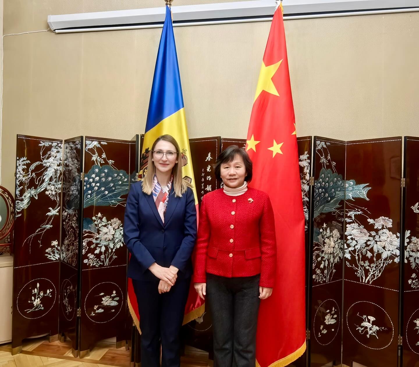 Am avut onoarea să mă întâlnesc cu Excelența Sa, Ambasadoarea Republicii Populare Chineze în Republica Moldova, doamna Dong Zhihua.
În cadrul întrevederii, am discutat despre oportunități concrete de cooperare pentru susținerea femeilor din mediul rural, dezvoltarea inițiativelor educaționale și consolidarea parteneriatelor care pot genera impact economic și social real în comunitățile din Republica Moldova.
Cred cu tărie că investiția în femei înseamnă investiție în dezvoltare durabilă. Atunci când femeile sunt sprijinite să creeze, să conducă și să contribuie activ la economie, întreaga societate prosperă.
@femeilemoldovei
#moldova #ianastantieru #partenariat #FemeiPuternice