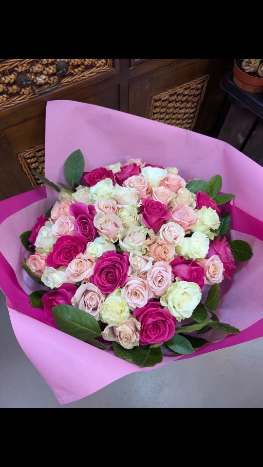 Un bouquet tout en douceur 🌸
Ce magnifique bouquet de roses panachées aux nuances de rose apporte une touche d’élégance et de romantisme à chaque occasion. Les délicates variations de couleurs jouent avec la lumière et révèlent toute la beauté naturelle de la fleur.
Idéal pour célébrer l’amour, un anniversaire ou simplement pour faire plaisir, ce bouquet est confectionné avec soin dans mon atelier d’artisan fleuriste à Nice 💕
Chaque création est unique, réalisée avec passion et des fleurs fraîches sélectionnées avec exigence.
#ArtisanFleuriste #FleuristeNice #Nice06 #BouquetDeRoses #RosesPanachées 🌹