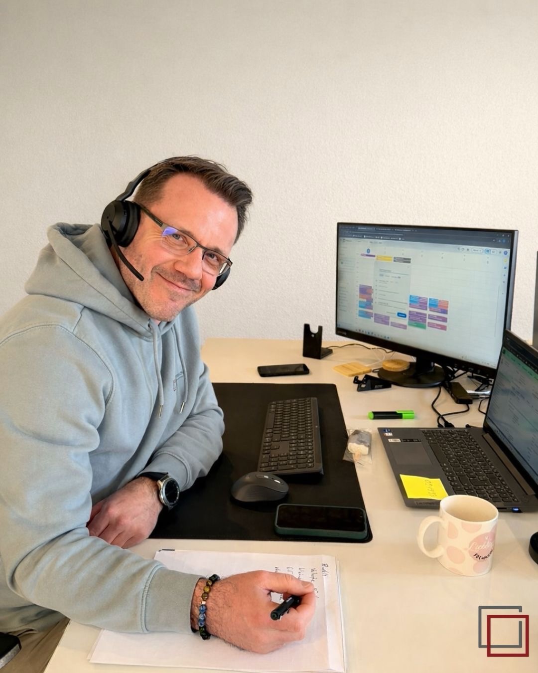 🆄🅽🆂🅴🆁 🆃🅴🅰🅼
🦟 Unsere Freundlichkeit hat jetzt eine neue Stimme:
Christoph Geibel – Verkaufsleiter
Ab dem 01.03.2026 bekommt unser Vertrieb Verstärkung – und zwar eine, die genauso präzise arbeitet wie unser Insektenschutz nach Maß.
Während wir auf der Baustelle noch mit Maßband und Schrauber kämpfen, sorgt Christoph im Hintergrund dafür, dass Angebote strukturiert, Gespräche klar geführt und Kunden professionell betreut werden.
Freundlich, organisiert und mit dem Blick fürs Detail – eben genau das, was man am Telefon hören möchte.
Wir halten weiter Mücken draußen 🦟
Christoph sorgt dafür, dass sich unsere Kunden von Anfang an gut aufgehoben fühlen.
Maßarbeit am Fenster.
Maßarbeit im Vertrieb.
Willkommen im Team! 💪
🟥⬜️insektenschutz-rhein-main.de
#insektenschutznachmaß #verkaufsleiter #teamupgrade