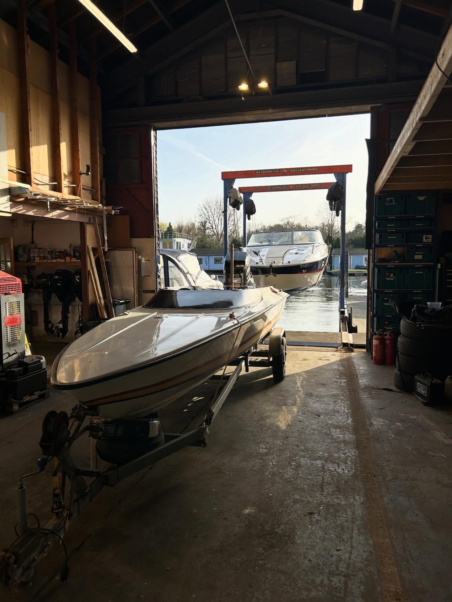 Boats lining up for the water after today’s sun ☀️ #riverthames #boat #marineengineering #marinedreamltd #thamesvoyagesltd
