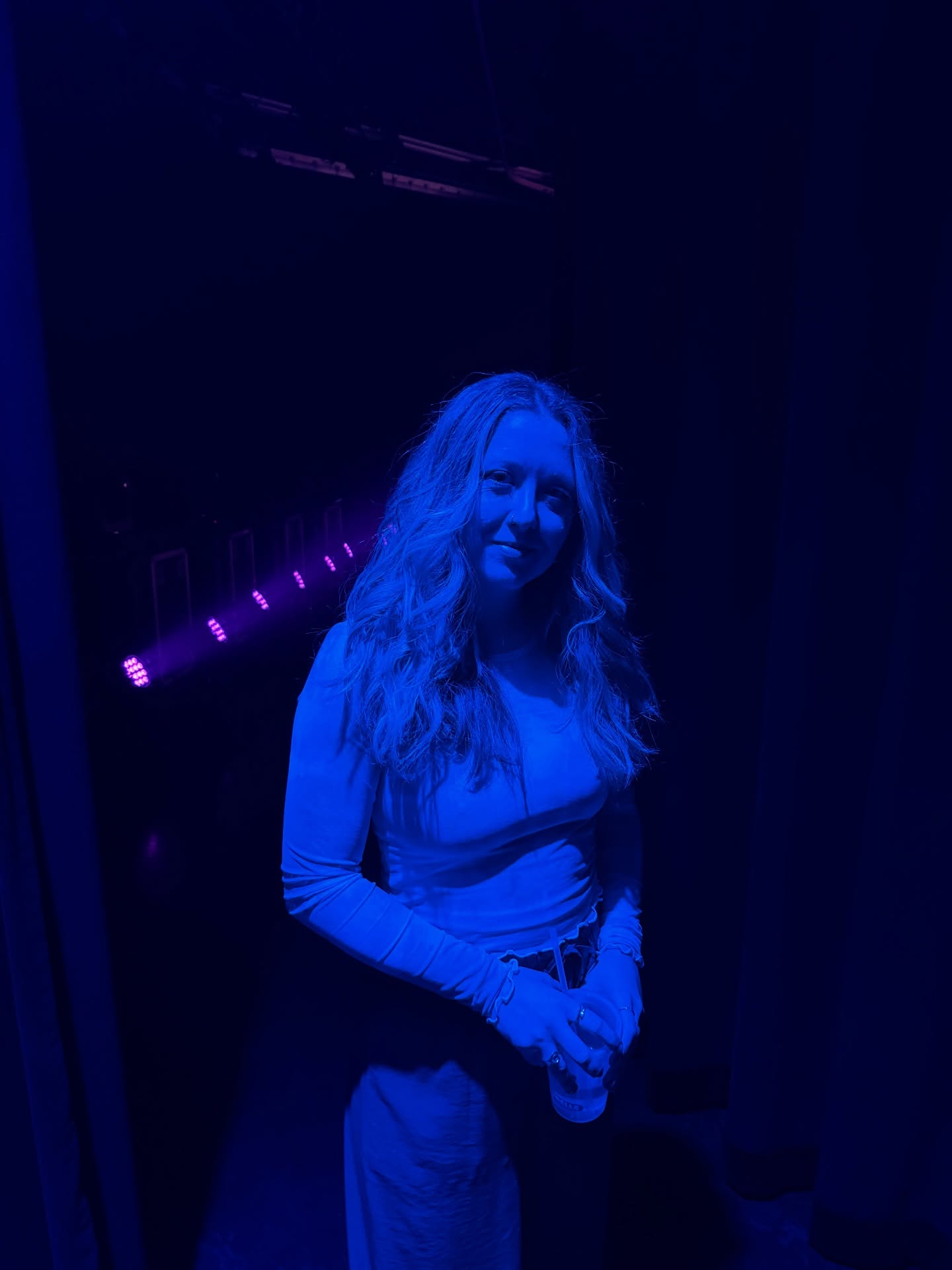 En coulisse. 1 ou 2?
C’est le bleu qui s’est révélé comme la couleur autour de mon album. Juste avant de monter sur scène, tout était bleu en coulisse. Une bonne raison d’immortaliser ce moment où l’excitation et le stress se mélangent avant d’aller présenter mes chansons devant public!
#encoulisse #chansons #bleu #borduasmusique