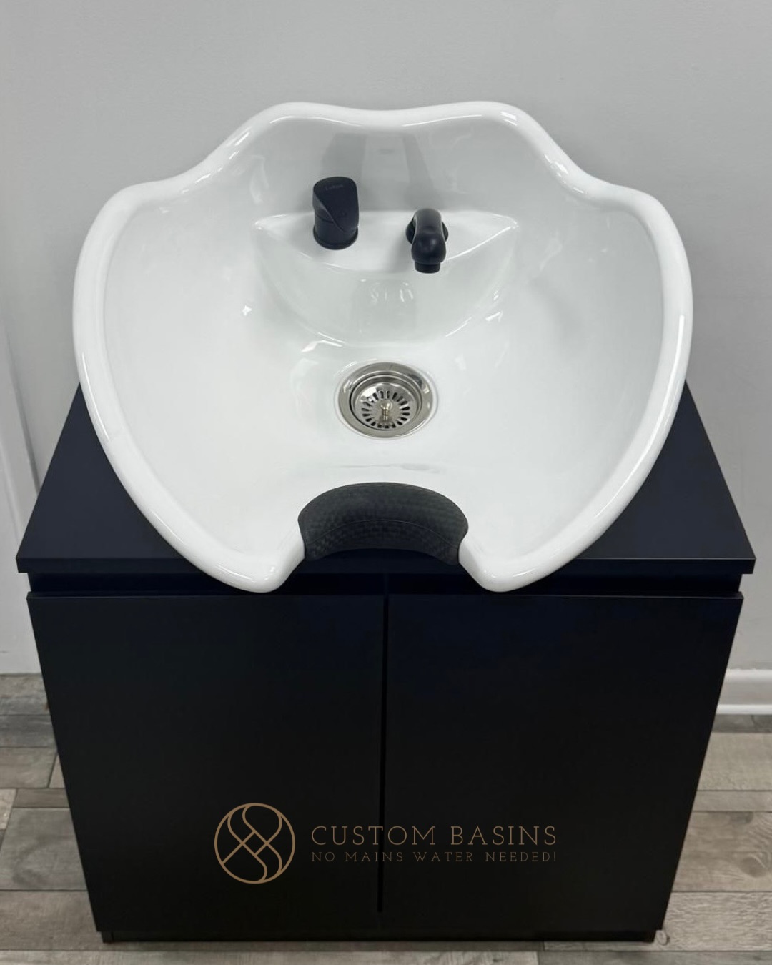 Hey hairdressers! What do you think of our backwash basin in matte black wrap? 👌🏼
We’re obsessed with how sleek it looks, especially paired with those matching black accessories.
Our no mains water backwash basins are perfect for home salons, training academies, and live demos.
Why you’ll love it:
⭐ Fully automatic hot & cold water
⭐ Consistent pressure every time
⭐ Tilt mechanism and comfy neck rest included
⭐ No mains water connection needed
⭐ Plug in and you’re ready to go!
So, how does it work?
It’s simple! The system draws clean water from one container and collects waste in a separate container.
Want to know more? Drop us a message or head over to our website for all the details.
#hairdressers #athomehair #homesalon #ukhairdresser #hairdressersuk