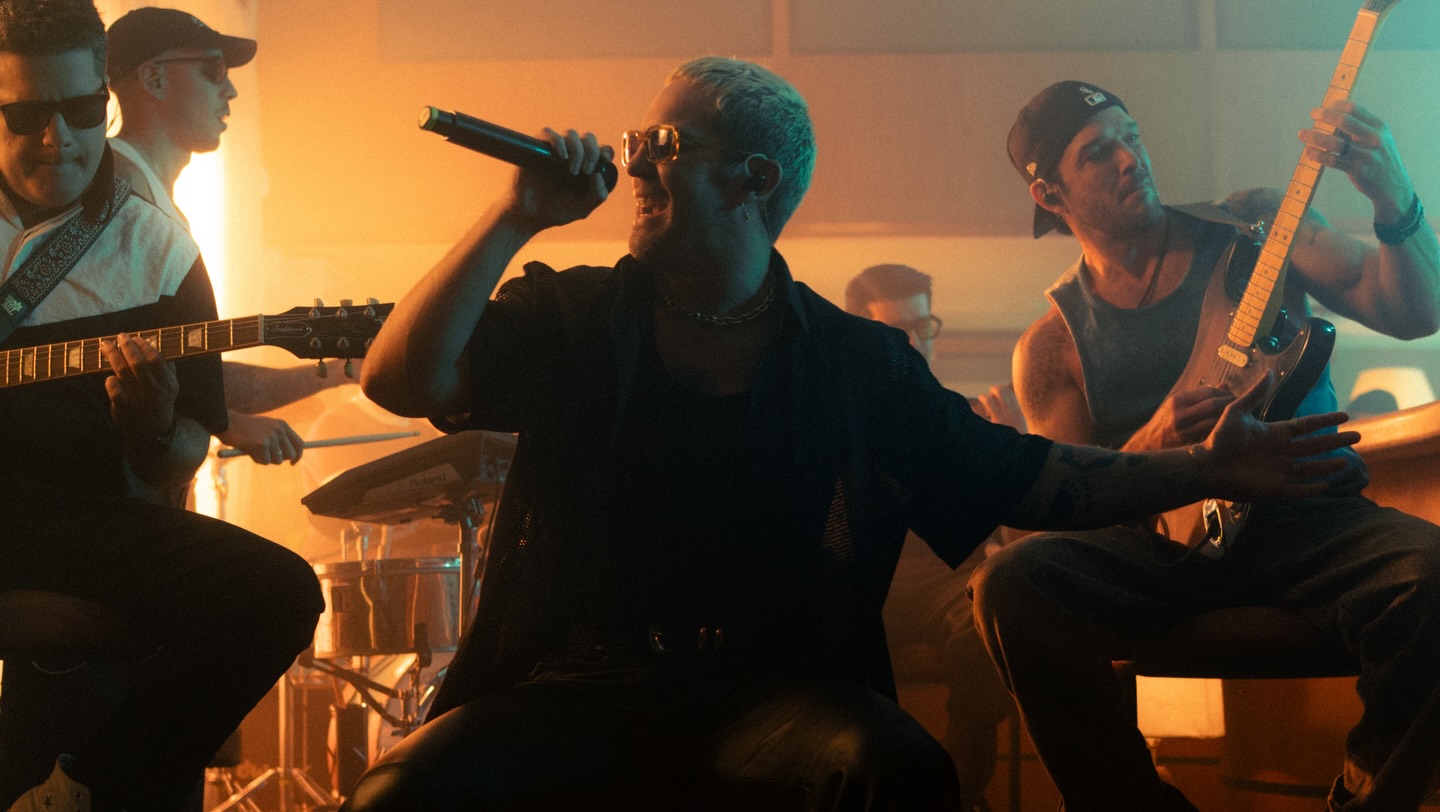 🔥🌴Sesiones kalientes 🌴🔥ya disponible en
@youtubelatam
@kchiporros x @plaga.produce @renovatiofilms
Gracias:
@latribu.py_
@oniriatbwa
@4kmusicpy
@popartdiscos
@gauchito_club
CREW FILM:
Producción Ejecutiva Youtube Music: Agustin Guevara
Dirección: Facundo Pelosso
Asistente de Dirección: Paula Fracassi
RENOVATIO:
Productor Ejecutivo: Mauridu
DF: Pietro Scappini
Manager de Producción: Camila Bachem
Asistentes de Producción: Giovanni Coronel, Ara Viveros
Cámara 1: Nico Nagy
Cámara 2: Cuco Fernández
Cámara 3: Amilcar Romano
AC 1: Agos Ardanaz
AC 2: Junior Masi
AC 3: Diego Colmán
Gaffer: David Acosta
Key Grip: Rolan Acosta
Eléctrico 1: Roberto Jiménez
Eléctrico 2: Justo Caballero
Directora de Arte: Montse Cuevas
Asistente de Arte: Jony Medina
Ayudantes de Arte: Alan Medina / Nestor Martínez
Vestuario: Cami Orué
Asist. De vest: Dislexia Severa
Maquillaje: Laura Vera
Operador de CCTV: George el Humano
Técnicos de CCTV:
Telmo Figueredo
Jorge Duarte
Diego López Gavilán
Alejandro Gonzáles
Juan Caballero
Foto fija: Stephen Kei
Foto de Back: Gabriel Noguera
Catering de las chicas
LINK EN LA BIO!