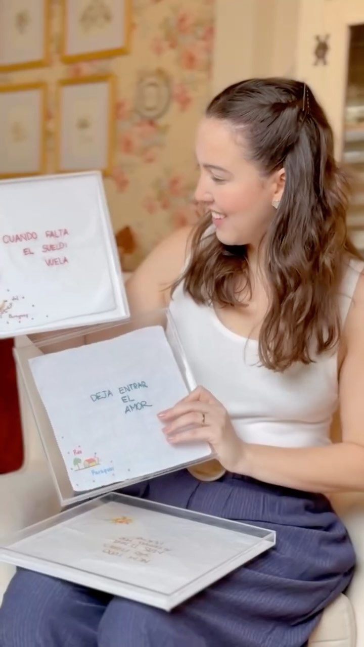 Não deixe de aproveitar a nossa SALE💫
.
.
Esses quadrinhos lindos, feito com toalhinhas garimpadas e bordadas a mão estão lá com desconto e muita coisa linda também ✨💫
.
.
Essa é uma coleção #joiarara para o @biaalmeidaatelie 🫶🏻✨💗💫