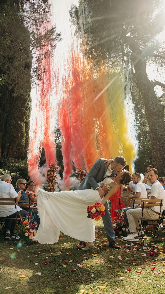 Une surprise de taille pour les mariés !
Leurs proches ont voulu leur faire une surprise à la hauteur de leur amour 💞
Les jets de scène ont explosé derrière eux au timing parfait, les couleurs ont envahi le ciel… et eux, au milieu de tout ça, complètement surpris, complètement heureux !
Quel bonheur de voir leur réaction brute, un fou rire, un regard qui dit “mais qu’est-ce qu’il se passe ?!”
Et au final, des images qu’ils n’oublieront jamais ❤️