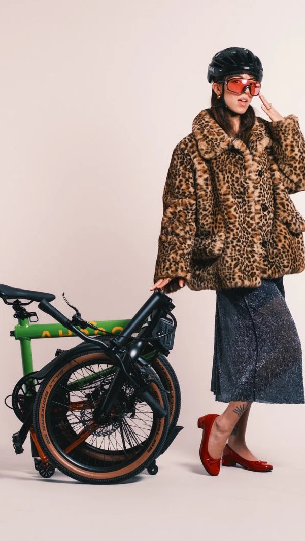 Nieuw - @ahoogabike
Een Belgisch bedrijf dat de standaard voor stadsfietsen uitdaagt. Innovatief en awardwinnend frame dat optimaal comfort biedt. Tegelijkertijd de compactste vouwfiets op de markt. Crazy. Nu te testen in onze winkel. 😊
#ahoogabike #ahooga #belgianbike #vouwfiets #bicycleunboxing