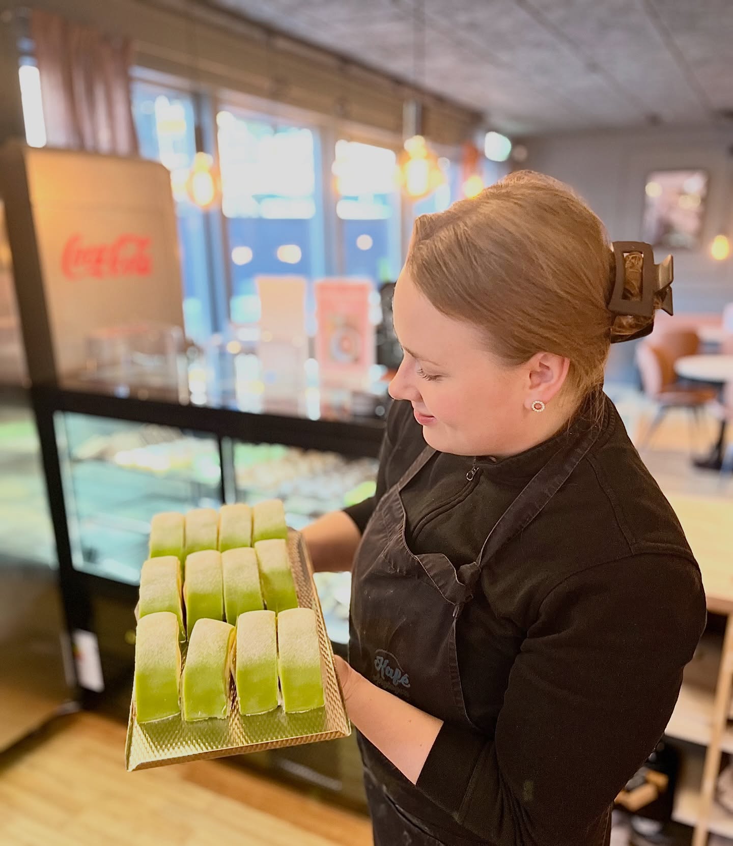 Fössta tossdan i mass!!👑💚
Välkomna in på en bit prinsesstårta🥰
09.00-16.00🤍