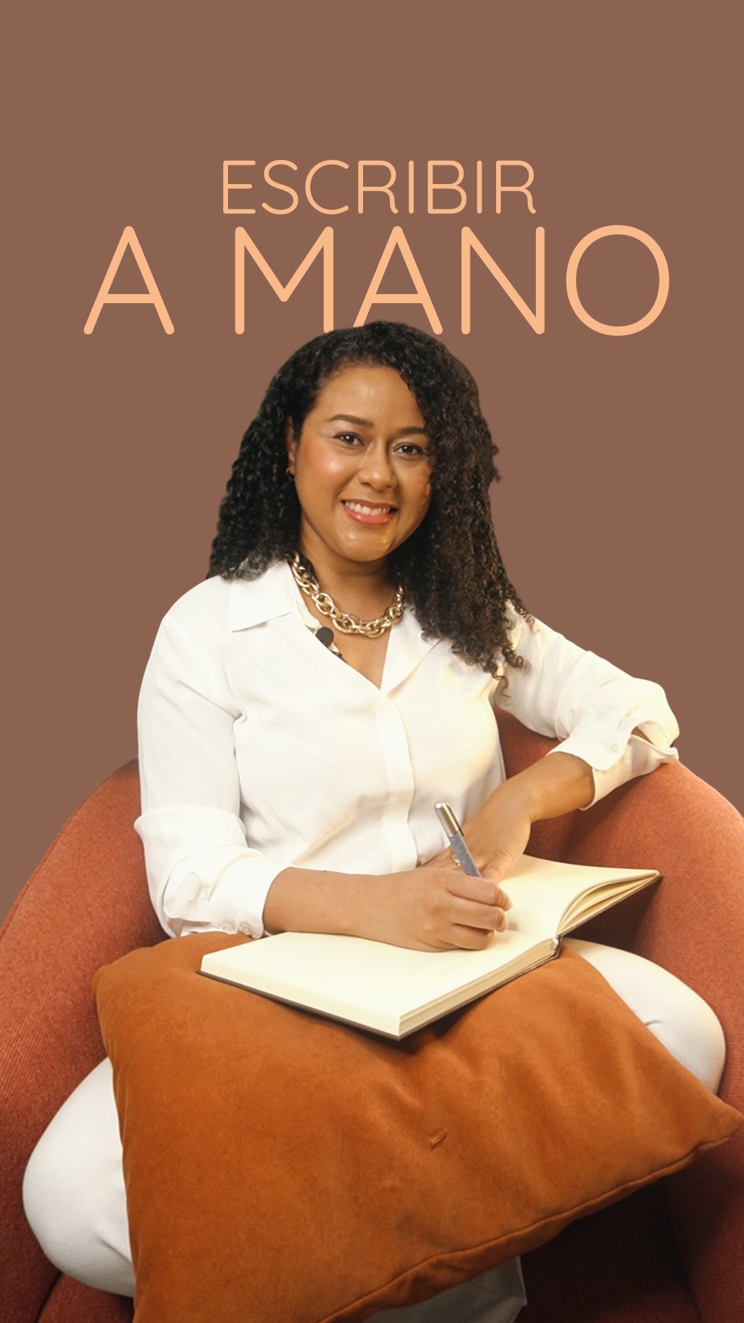 📝 Cuando tu mente no para, no es que pienses de más.
Es emoción sin salida 🧠
✍️ Escribir a mano ayuda a tu cuerpo
a soltar lo que no sabe decir en voz alta.
No escribas bonito.
No te corrijas.
No busques respuestas.
⏱️ Cinco minutos.
📄 Una hoja.
✏️ Un lápiz.
A veces no necesitas pensar más.
Necesitas sacarlo del cuerpo
y ponerlo en papel 🌿
