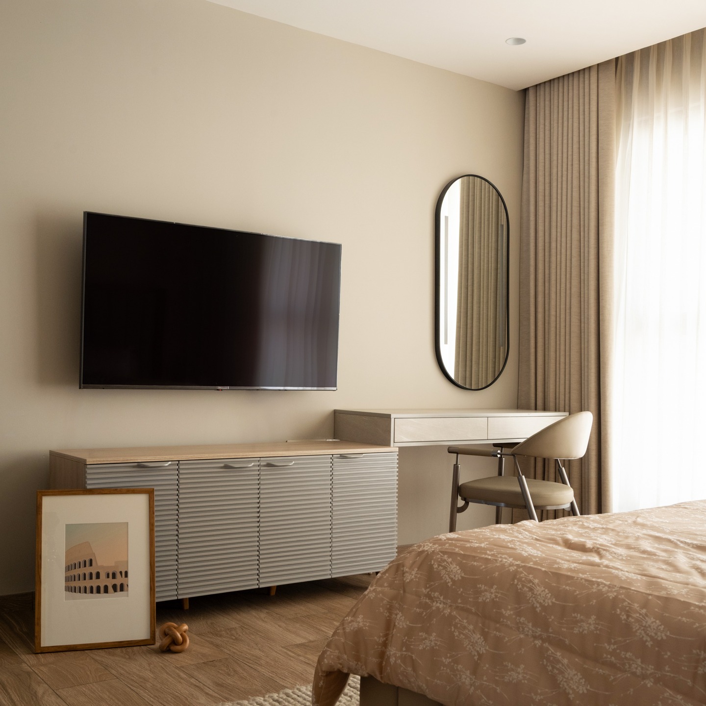 Where simplicity meets elegance 🤍✨
A calm and cozy bedroom designed with warm tones, soft textures, and minimal aesthetics for the perfect relaxing space.
#BedroomDesign #ModernBedroom #MinimalInterior #InteriorInspiration #HomeDecorIdeas #InteriorDesign #LuxuryBedroom #NeutralAesthetic #ModernLiving #CozyHome #BedroomGoals #InteriorStyling #WarmInteriors #MinimalHome #ElegantSpaces #HomeInspiration #InteriorLovers #CalmSpaces #DesignInspiration #dreambedroom