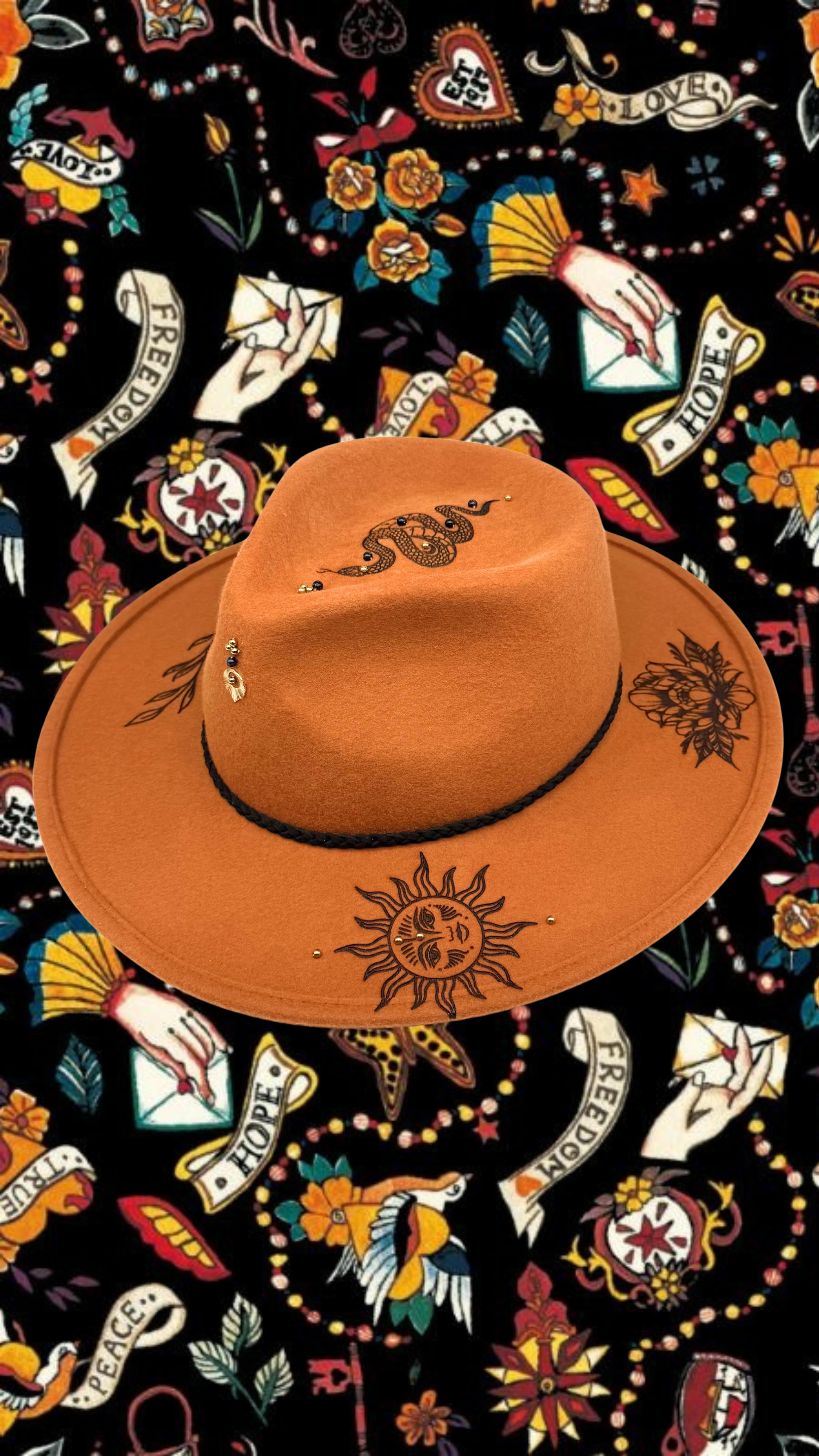 La personnalisation du chapeau sur mesure de Nathalie 🧡
• Chapeau Pharrell couleur Canyon 🏜️
• Ornement Mini India Pierre de Nuit 🌌
• Tresse Poca Noire 🖤
• Hat’Tattoos : Pivoine, Mandala, Nature poétique, Sunny & Serpent + Pierres ✨
#chapeaux #rubambelle #chapeausurmesure #chapeau #hatlover