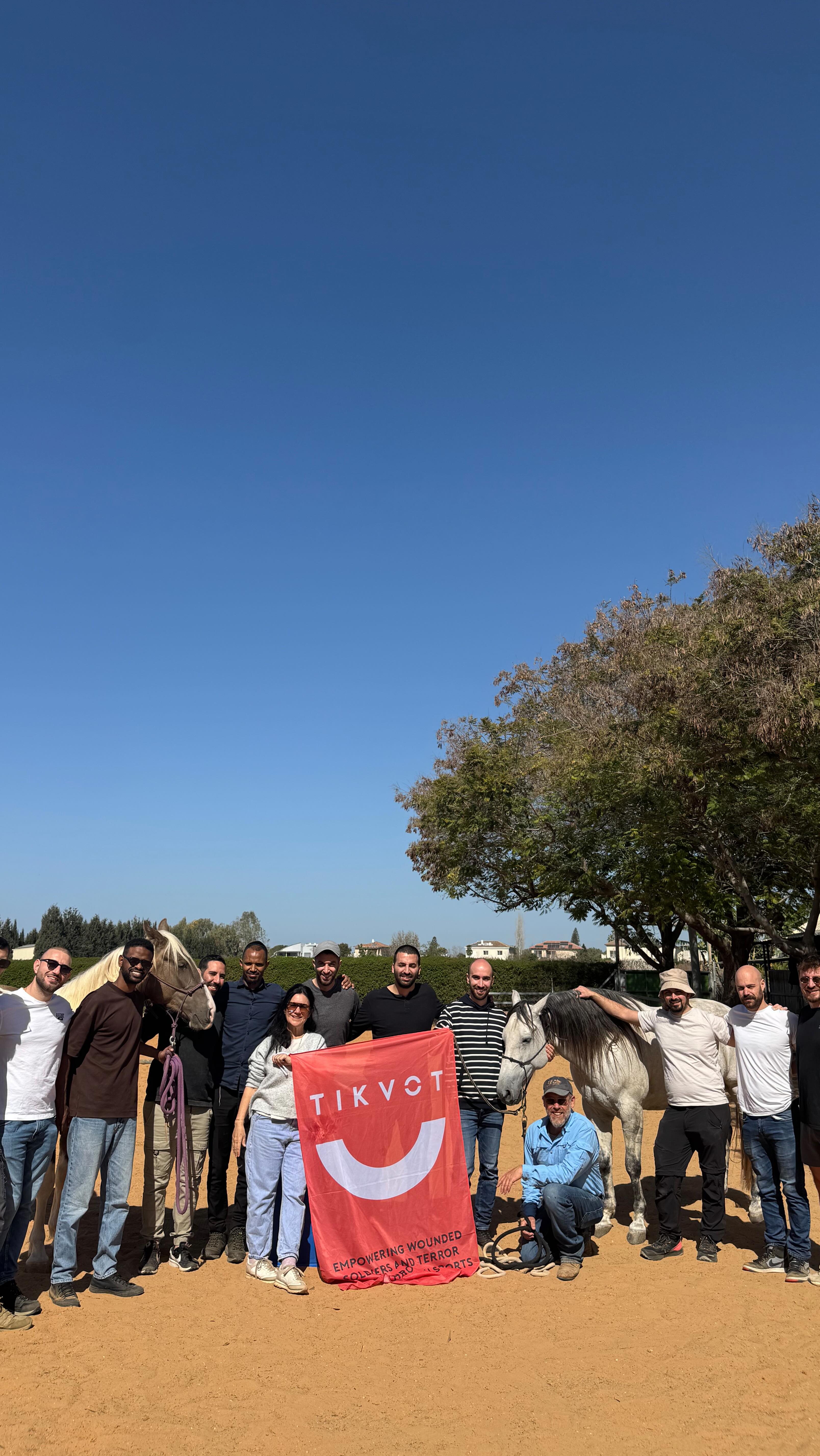 לפעמים פסק זמן הוא לא מנוחה, הוא חזרה לעצמנו.
אחרי שנתיים של מילואים אינטנסיביים הגיע הזמן לעצור ולנשום.
צוות “ארד”, למעלה מעשור יחד בגדס״ר גבעתי, נפגש לאתנחתא של חיבור, נשימה והתחדשות.
מרחב שאפשר פשוט להיות, לא בתפקיד, לא בכוננות, יחד.
שלבי ותומס הסוסים 🐎 הפכו מיד לחלק מהצוות.
מפגש עוצמתי עם כוח ונוכחות לצד רוך, הקשבה ורגש.
דרך תקשורת אחרת, ללא מילים, פגשנו אמון, שליטה ושיתוף פעולה.
בתרגילי חיבור ועבודה משותפת עם איציק, גילינו עוד רובד בעצמנו, כלוחמים, כחברים, כבני זוג וכאבות.
לאחר מכן המשכנו לסשן נשימות ואמבטיית קרח עם גאיה המדהימה, חוויה שמזכירה לנו שהיכולת לשחרר, לווסת ולהתחזק כבר קיימת בתוכנו.