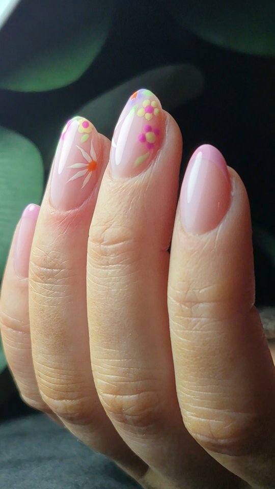 Beautiful sprung set using @kohana_professional
CB naturalpink
130 belle
002 white
004 lemontart
058 delicious
085 pumpkinpie
231 keep going
#nails #springnails #flowers #almondnails