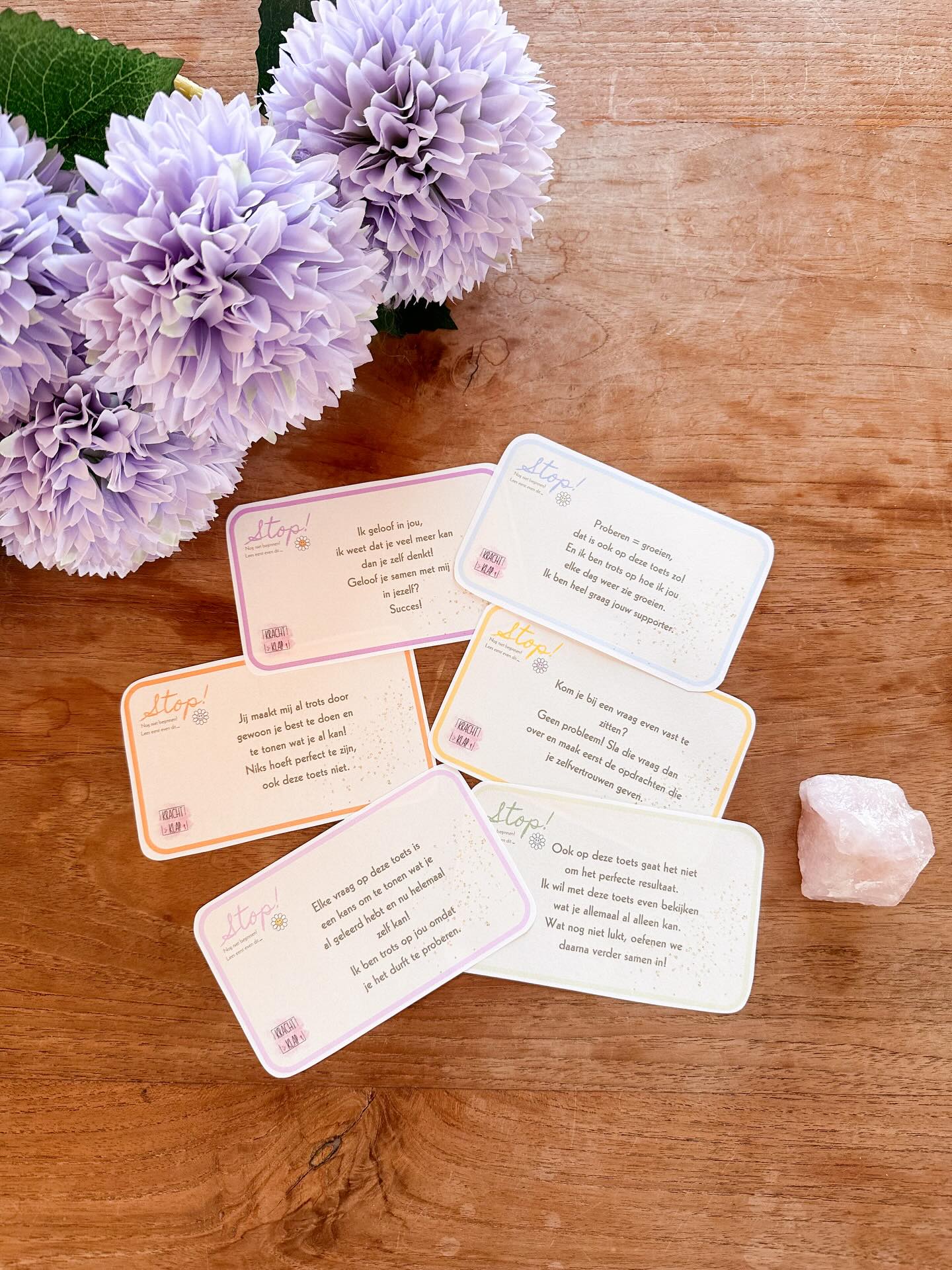 Zondag 1 maart is het complimentendag. Uiteraard niet de enige dag in het jaar dat een authentiek compliment geven een absoluut geschenk is! Maar wel de ideale dag om de kracht van complimenten nog eens extra in de verf te zetten.
Deze keer ging ik voor complimenten die gaan over het leerproces van de leerling. 💛 Kaartjes die de groeimindset aanwakkeren op een -misschien wel spannend- toetsmoment.
Hoe kan je zet inzetten?
🫶🏻 Print voor jezelf een voorraadje aan kaartjes uit.
🫶🏻 Voel aan welke leerling(en) hier kracht uit kunnen putten.
🫶🏻 Niet een kaartje vooraan aan de toets vast. Zo kan het kind deze motivatie eerst lezen alvorens aan de toets te beginnen.
Laat de kinderen in jouw klas voelen dat je ook op lastige momenten hun trouwe supporter bent! 💛
Reageer TOETS om de link naar de gratis download in mijn webshop te ontvangen. 🍀
#compliment #complimentendag #groeimindset #onderwijs #leerkracht lagereschool verbinding zelfvertrouwen faalangst mindset krachtklap