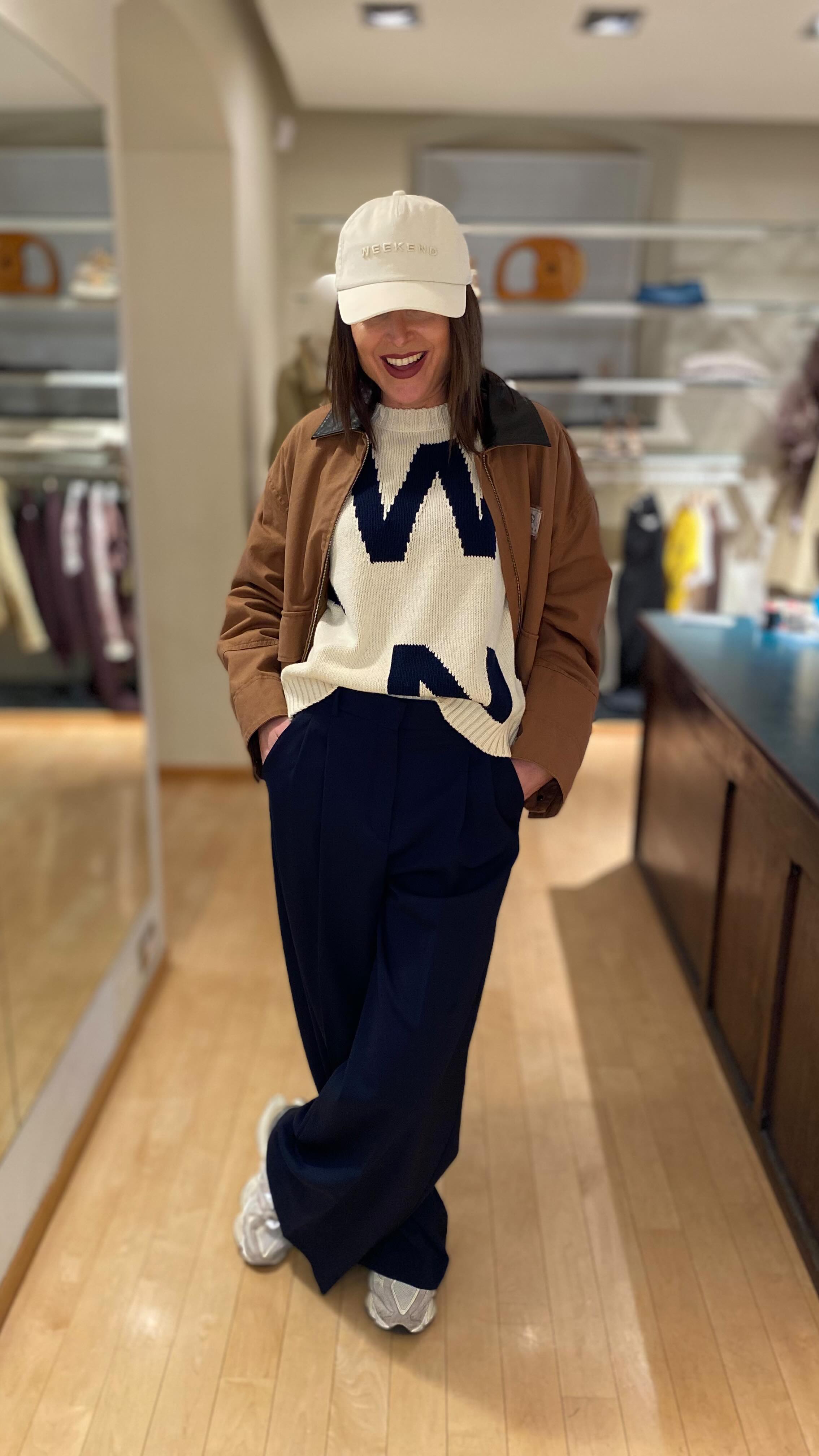 Total look @weekendmaxmara che richiama lo stile “college” 🧢
Vi piace, ragazze?
- Maglione €229
- Pantalone €239
- Giacca €399
- Cappellino €69
#weekendmaxmara #abbigliamentodonna #collegestyle #luxuryfashion #bogliasco