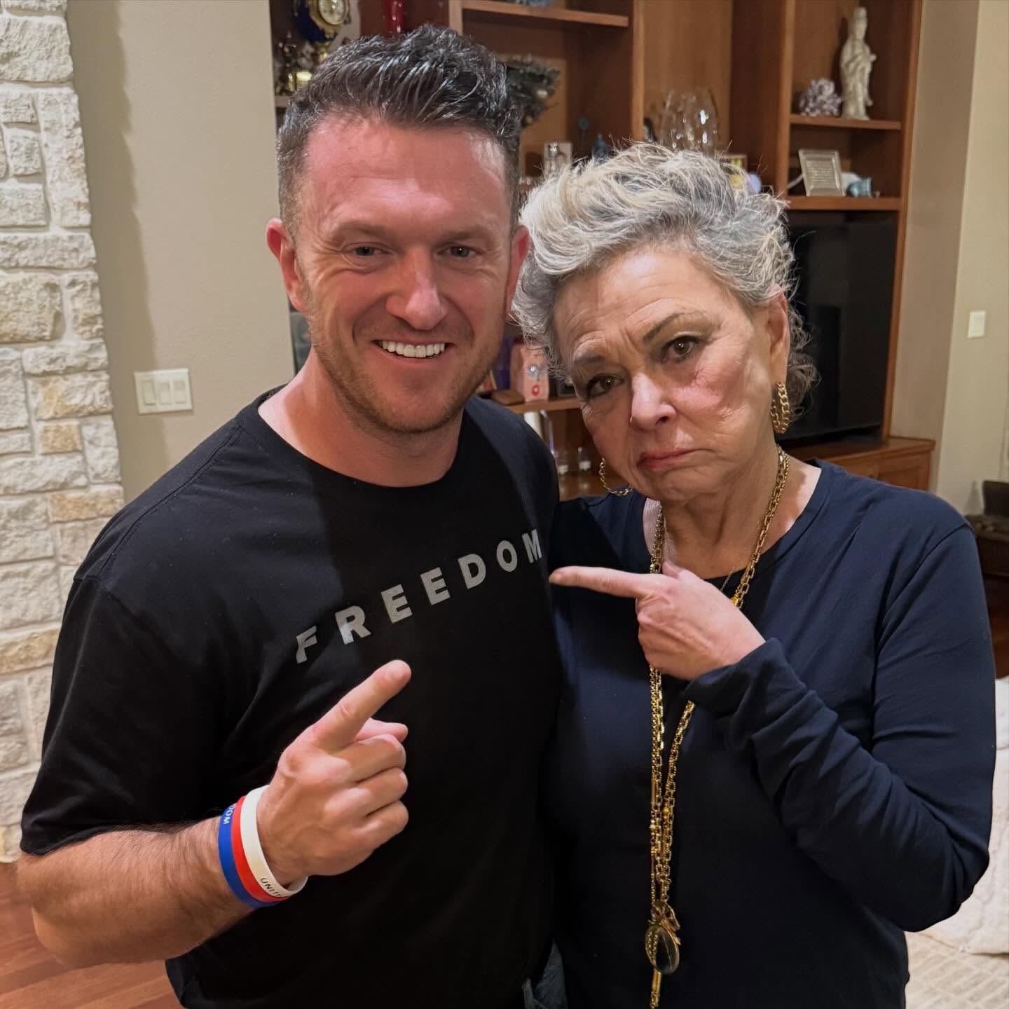 Roseanne sits down with British activist and journalist Tommy Robinson for a wide-ranging and controversial conversation about mass immigration, Islamic extremism and the limits of free speech in the modern West.
Robinson explains how his activism began around Islamist extremism and the grooming gang scandals in the U.K., and why he believes authorities and media institutions have avoided openly discussing the issue out of fear of being labeled racist or Islamophobic. He also recounts the events that led to his time in prison—when he was jailed for contempt of court after livestreaming outside a grooming-gang trial that the U.K. government was trying to suppress.
The two discuss why these topics remain so explosive in public debate and why Robinson believes many journalists and politicians refuse to address them directly.
It’s a blunt and often uncomfortable discussion about Islam, censorship, media narratives, and the price people pay for challenging powerful institutions in a rapidly changing world. #roseanne #roseannebarr #roseannebarrpodcast #tommyrobinson