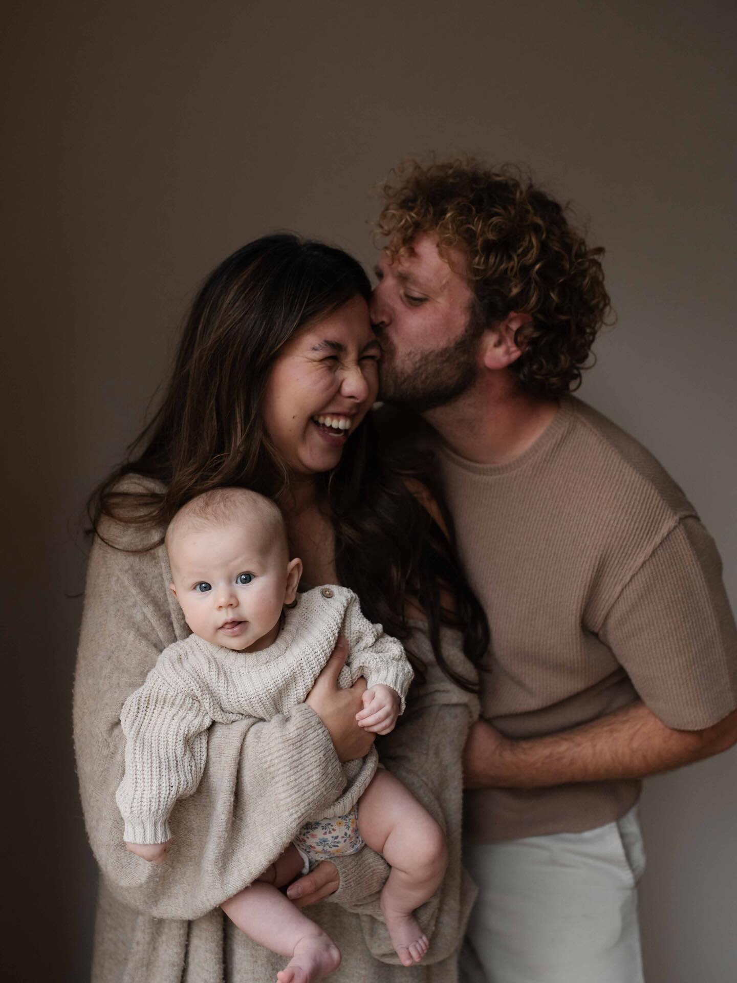 Puur geluk in daglicht 🤍
Een newborn shoot is zó bijzonder. De rust, de kleine details, de liefde tussen jullie als gezin… alles vastgelegd in zacht natuurlijk daglicht. Geen poespas, geen geforceerde poses – gewoon jullie, precies zoals jullie zijn.
Daglicht geeft een warme, tijdloze sfeer die perfect past bij een newborn fotoshoot. Het zorgt voor zachte schaduwen en pure beelden waar je over jaren nog steeds datzelfde gevoel bij krijgt. ✨
Ben jij in verwachting of net trotse ouder geworden? Ik leg deze kostbare eerste momenten met liefde voor jullie vast.
Stuur me gerust een berichtje voor meer informatie of om jouw newborn shoot te plannen 🤍📷