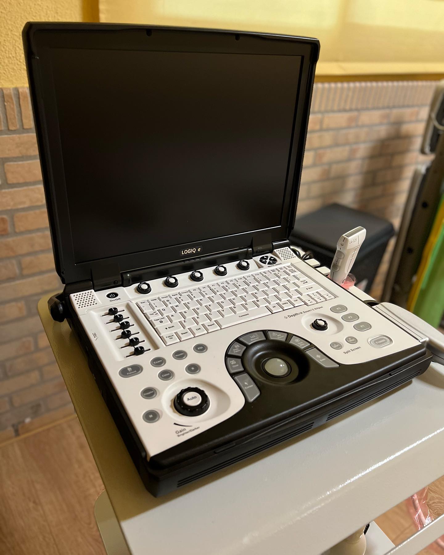 ⚠️NUEVA INCORPORACIÓN
Damos inicio al nuevo servicio de ecografía músculoesquelética de la mano de nuestro ecógrafo Logiq e r8 de @generalelectric
Gracias a los compañeros de @primfisio podremos contar con el mejor ecógrafo portátil del mercado.
Mediante este nuevo servicio podremos valorar con precisión:
🔹Lesiones musculares
🔹Lesiones tendinosas
🔹Lesiones ligamentosas
🔹Realizar valoraciones más precisas
🔹Utilizar técnicas invasivas guiadas mediante ecografía
✅Más precisión en las valoraciones y tratamientos para solucionar tus problemas.
Si necesitas ayuda, no dudes en contactarnos.
#fisioterapia #rehabilitacion #diagnostico #tratamiento #ecografia #valoración #fisioterapiadeportiva #fisioinvasiva