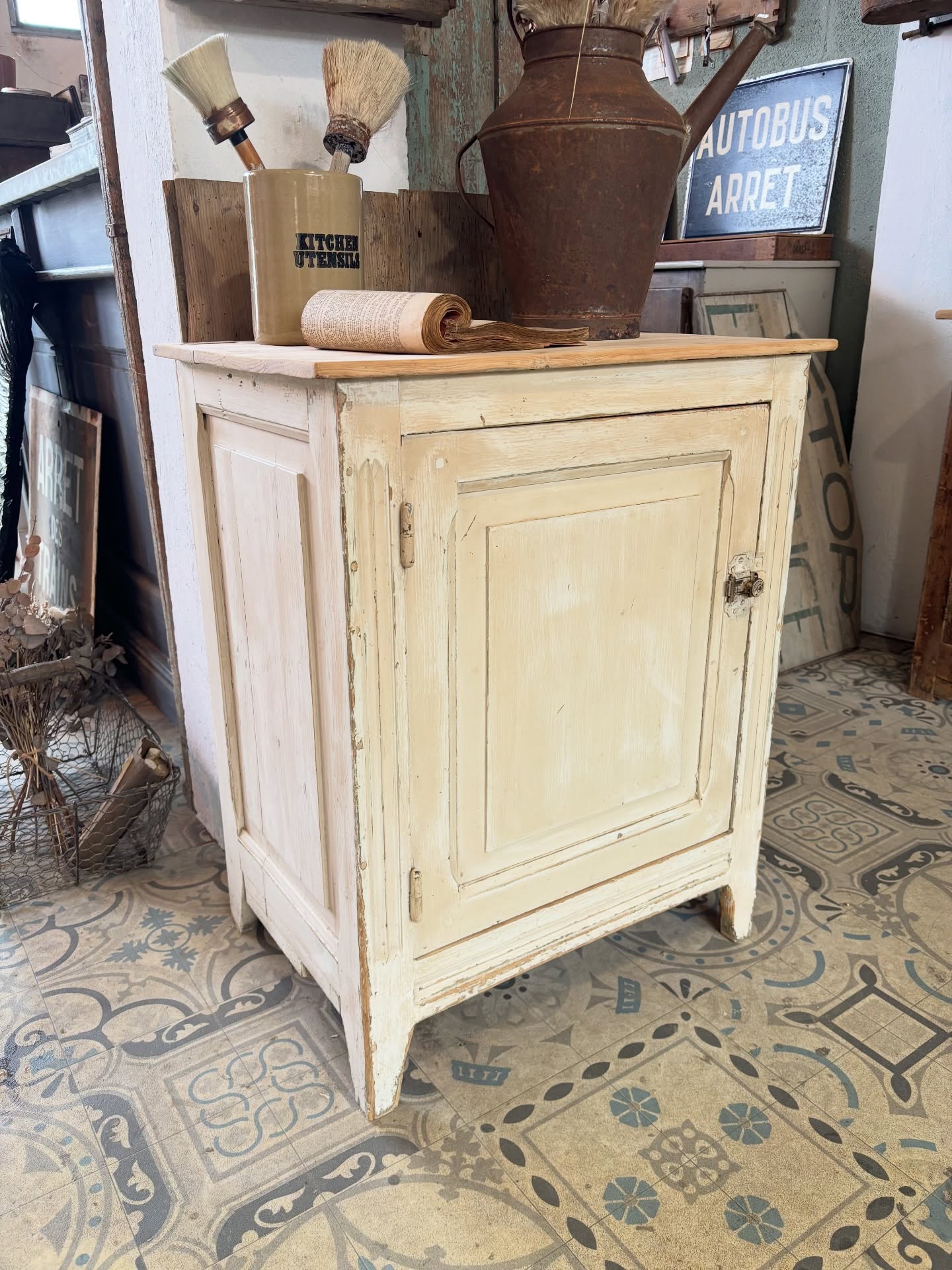 🤍 Petit confiturier patiné
Plateau en sapin
Porte fonctionnelle avec verrou d’origine
Intérieur étagères en sapin
Dimensions : L 65 x P 45 X Ht 80 cm
Un petit meuble d’atelier, très pratique et fonctionnel qui saura trouver sa place même dans un petit espace 🙃
À retrouver en boutique et sur notre site (lien en bio)
🔎 Www.woodson-interior.com
#meubleancien #brocante #meubledatelier #brocanteenligne #confiturier