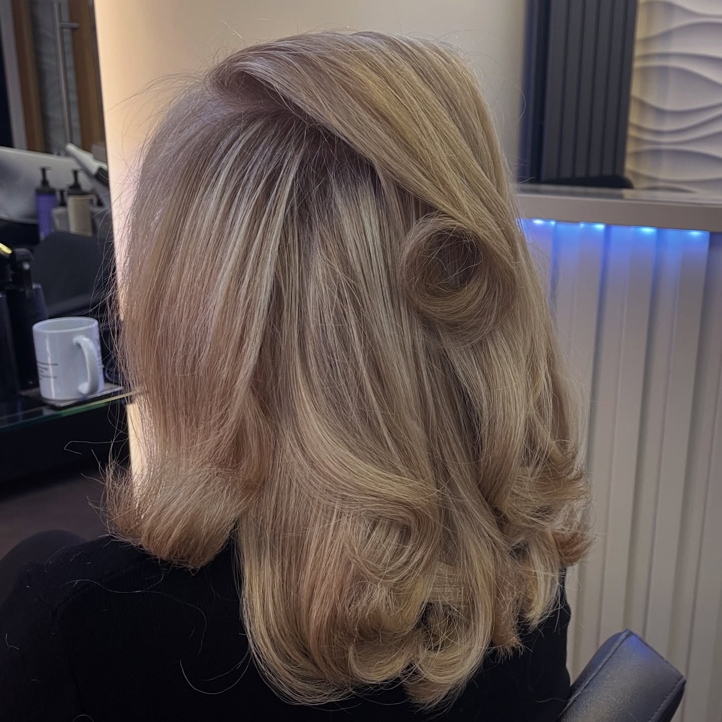 Who doesn’t love a fresh Blow dry, when it looks this good before the final brush-out! ☁️