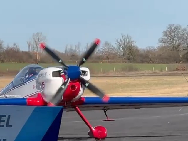 ☀️Belle Journée à l’AVA sur la base de Montluçon (LFBK)☀️
Régis et CAP FRANCE 💙🔥👩🔧(de loin le meilleur mécano de l’AVA ) travaillaient sur la révision de NJ 🔵🔴 tout juste arrivé et convoyé par @jeremy.renard.aero
Nous avons ,aussi,eu droit à une visite surprise de l’un de nos voltigeurs, @flyingmoodi 👨✈️avec son DA40 ,au dessus du domaine de Villemoleix 🏯🫡✈️
