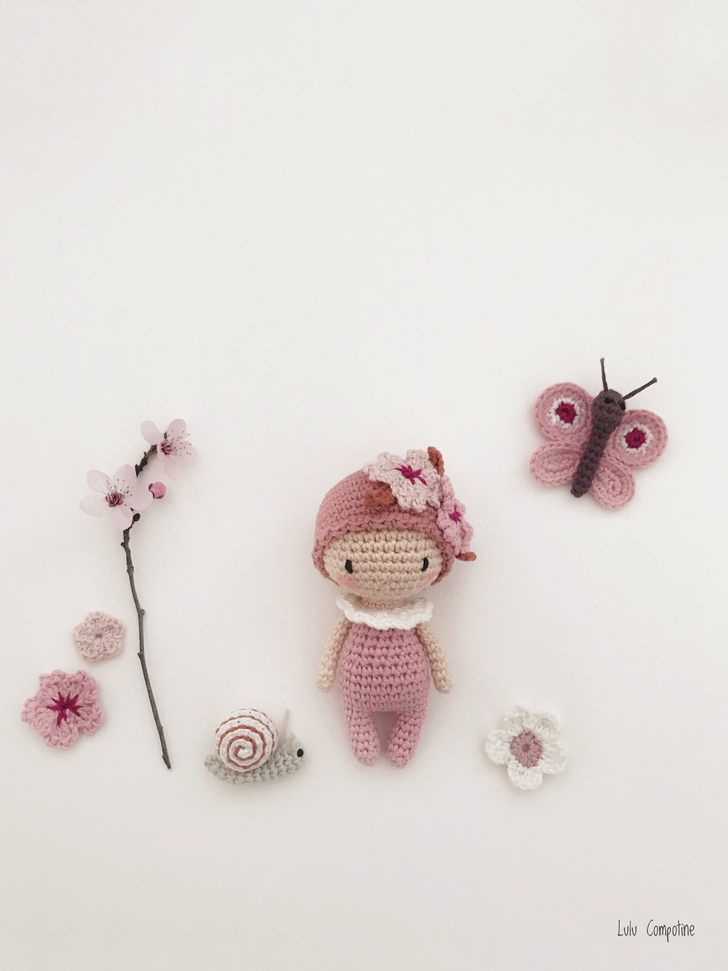 🌸 Happy vendredi en compagnie de ma petite Sakura et les premières fleurs de prunus 🌸
Un rayon de soleil et tout se met à fleurir, virevolter, sourire… les promesses du printemps sont là… en tout cas j’aime y croire !!!
Bon vendredi à vous ❤️
✔️tuto de la petite poupée Sakura à retrouver dans la collection printemps des Tutti Frutti en boutique Etsy
#printemps🌸 #springiscoming #fleursdesaison #crochet #poupee