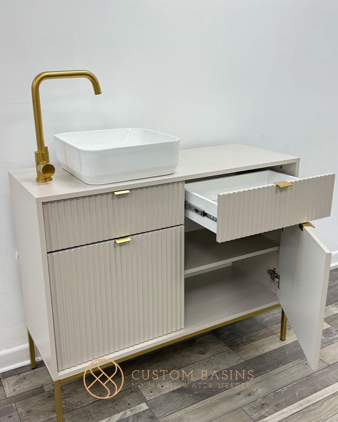 How luxe is our 1m Beige & Gold Ridged unit? 😍
Imagine this centrepiece sitting pretty in your space!
The soft beige finish with the gold detailing gives it that elevated feel, while all the built in storage keeps your space looking clean and organised 👌🏼
Plus there’s no need for a mains water connection!
So if you’ve been searching for a sink solution that works for your space without the hassle of plumbing, you’re in the right place.
Made with care and built to last, it’s easy to see why thousands of businesses and individuals trust our units in their spaces.
Tag a friend or business owner who needs THIS one 🙌🏼
#beauty #aesthetics #salonuk #saloninspo #portablesink