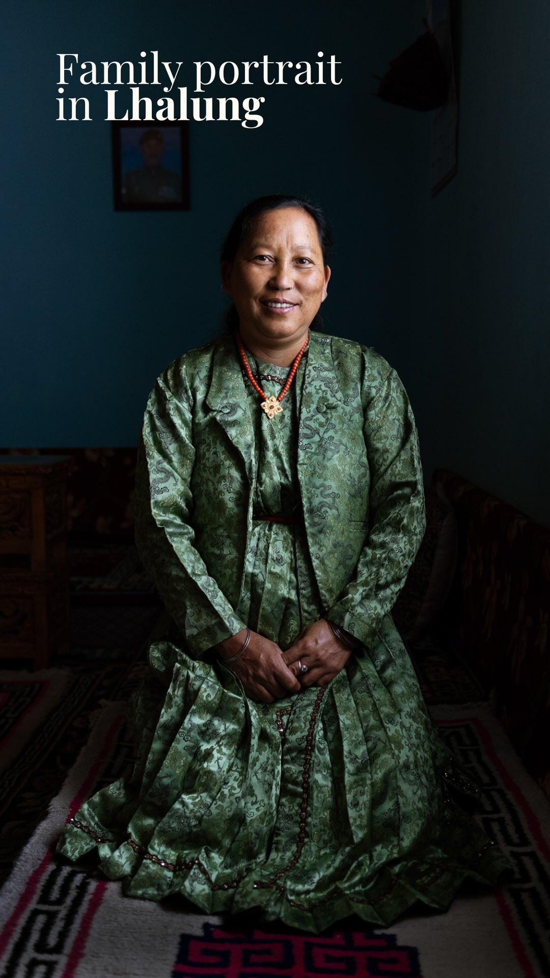 Nous retournons dans une famille rencontrée en 2019 ⏳
En revenant à Spiti, il nous tenait à cœur de revoir les familles qui ont accueilli Thomas lors de ses passages successifs. C’est dans le village de Lalhung que nous nous sommes rendus en premier.
Pour prendre de leurs nouvelles mais aussi pour leur remettre en mains propres leurs portraits pris il y a 5 ans.
Tashi, Dolma et leurs deux filles nous ont accueilli les bras ouverts et après les retrouvailles, on s’est tous motivés pour une session portrait.
Tenues traditionnelles + lumière naturelle = une série de photos dont nous sommes fiers !
#canonr6markⅱ #spitivalley #portrait #naturallight #traditionaloutfit