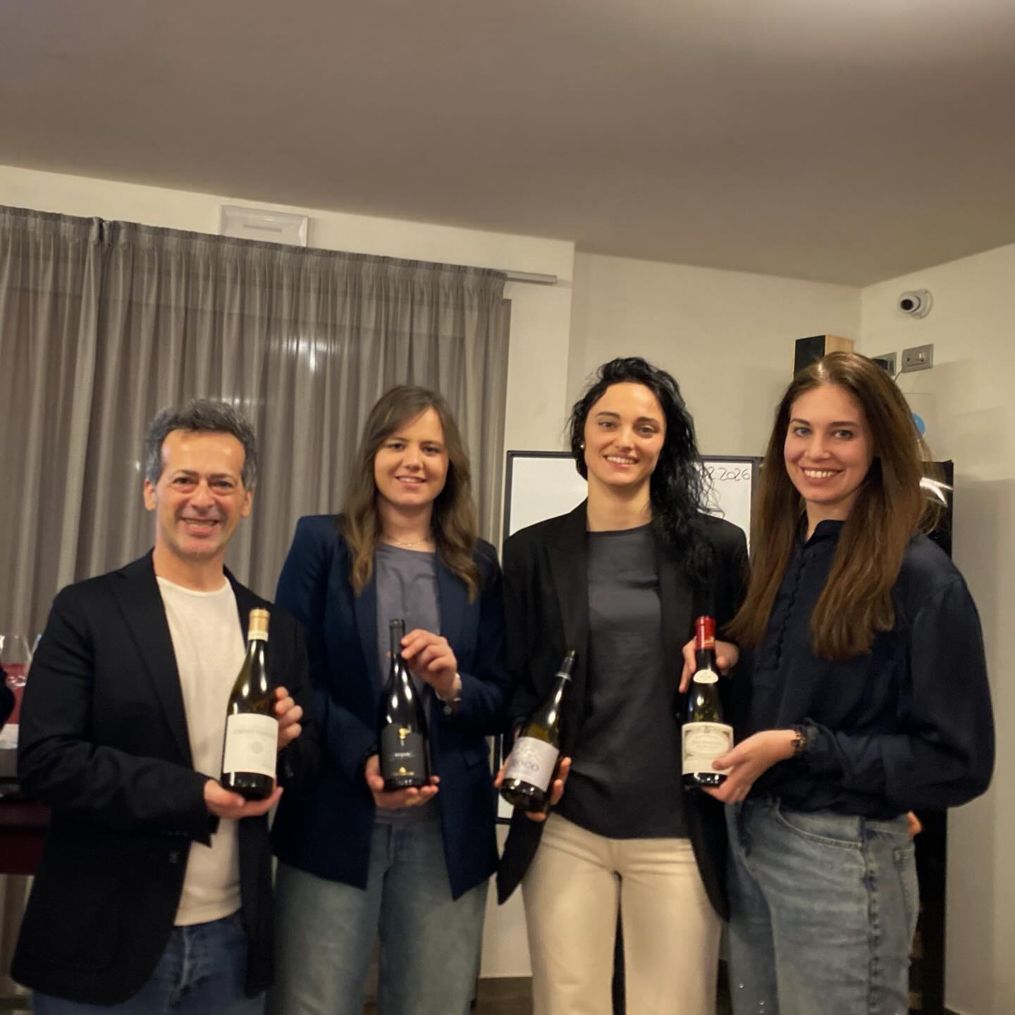 Sfumature di Pinot Nero 🍷
Una bellissima serata, un viaggio affascinante attraverso uno dei vitigni più eleganti e complessi al mondo.
Sei interpretazioni, sei territori. 🍷
Guidati dalla passione e dalla competenza di Raffaele Fischetti, abbiamo esplorato il Pinot Nero tra climi, suoli e stili diversi, lasciandoci sorprendere ad ogni calice.
I vini in degustazione:
• Pinot Noir Cloudy Bay 2023 – Marlborough, Nuova Zelanda
• Pinot Noir Gravel Road 2021 – Willamette Valley, Oregon (USA)
• Pinot Noir Ghost Corner 2023 – Sud Africa
• Pinot Noir Seguin-Manuel 2022 – Borgogna, Francia
• Pinot Nero Filari di Mazzon 2022 – Alto Adige
• Pinot Nero Sagum Trentino DOC Superiore Cembra 2021 – Villa Corniole
Un grazie speciale a @raffaele_fischetti per averci guidato con professionalità e passione, e a tutti i partecipanti che hanno reso questa serata così viva, curiosa e coinvolgente.
Quando il vino diventa racconto, condivisione e territorio.
👉 E forse questo è solo l’inizio 😉