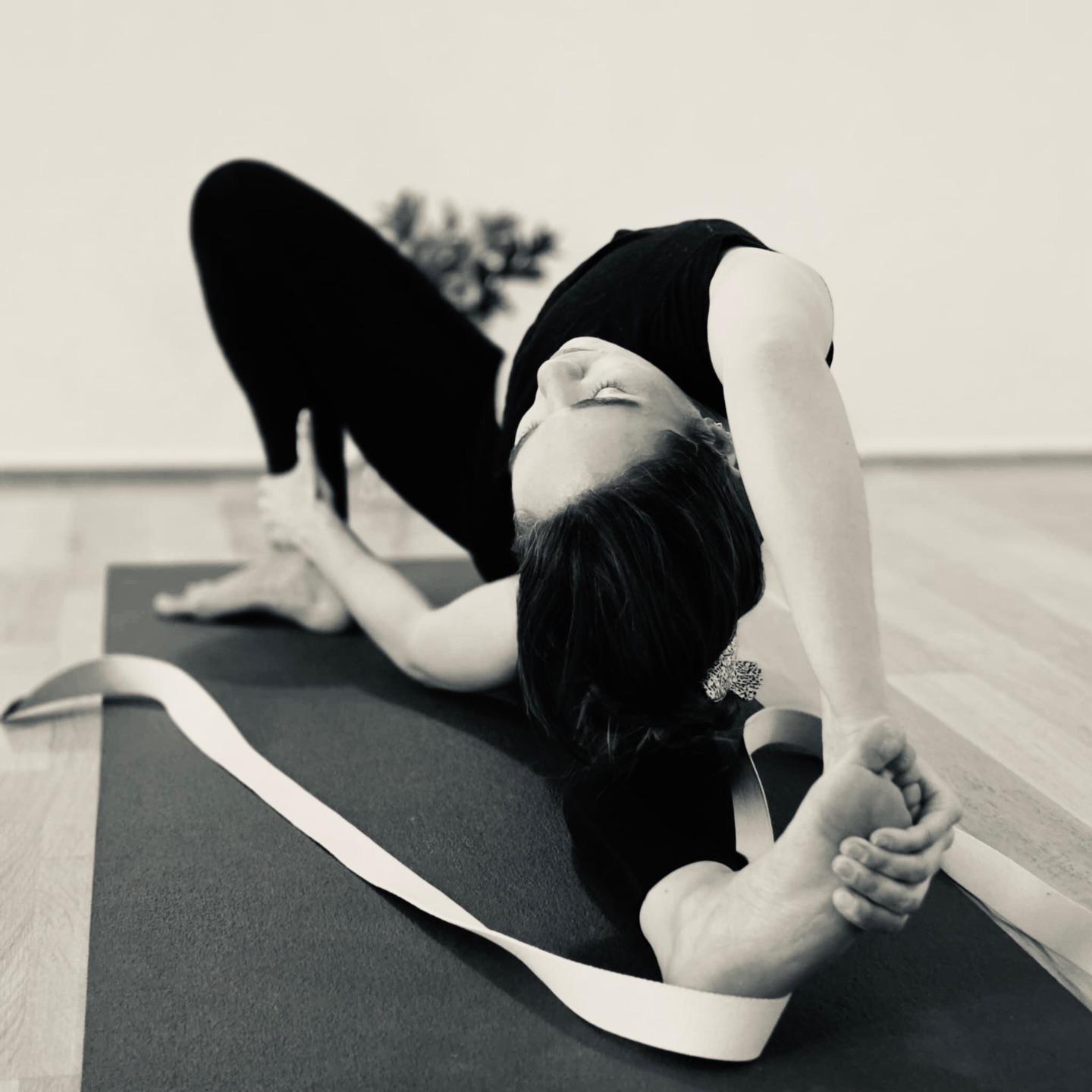 Vi hadde en varmende og kraftfull praksis idag på Vinyasa TT-45 dag 4 som idag handlet om vridninger. Gjennom vridninger stimulerer vi kraftsenetret vårt - Manipura Chakra. Det hjelper oss til å fordøye og prosessere absolutt alt vi «tar inn» både på fysisk, mentalt og emosjonelt plan.
Denne praksisen er spesielt god for perioden vi er i nå i overgangen fra sen vinter til tidlig vår. Vi kan lett bli overveldet av det sterke lyset og alt vi har samlet på i oss gjennom vinteren. Vi får mer energi pga lyset, men føler oss på samme tid mer slitne. Det er mye som hoper seg opp gjennom vinteren, og vridningene hjelper oss med å gi slipp på dette. Det er en slags detox i alle lag i kroppen egentlig. Gamle programmeringer, utdaterte trosystem, og avfallstoffer i kroppen får slippe taket, og nytt oksygenrikt blod strømmer inn til organer og fordøyelsessytem.
Vi får mer energi og mot til å hente frem våre innerste lengsler, ideer og drømmer- og gjøre de til realitet!
Vridninger er varmende og livgivende, ressonerer med solens energi og gir oss maskulin yang-energi og manifestasjonskraft.🌞
Kombinasjonen av gjennomgamgen av muskler og samtalen omkring den fysiske og den energetiske dimensjonen av yogapraksisen, gjorde at effekten av den 2 timer og 30 min yogaøkten fikk en enda større betydning.
Det å sekvensere opp riktig, og å gi de musklene som blir benyttet under vridninger den riktige oppvarmingen for å kunne komme dypere inn i alle kroppens lag ble virkelig opplevd gjennom praksisen, og også nøye gjennomgått og analysert i ettkant.
Og til slutt gikk vi gjennom hands-on justeringer i denne viktige asana gruppen og så på forskjeller i kropper og hvordan vi kan assisterere andre gjennom tilpasninger, justeringer og modifikasjoner.
Påmeldingen har åpnet til høstens 75-timers vinyasa training, som har primærfokus på de energetiske og terapeutiske aspektene av vinyasa-yoga.
Les mer her: www.osloyoga.no/vinyasa-75
Takk til Pia Maria Kozlowski @yoginipi for en lærerik og inspirerende dag!🌅🙏🏻
Takk til fotograf Nina Tenåsen @visuellyoga for flotte bilder!🙏🏻😍