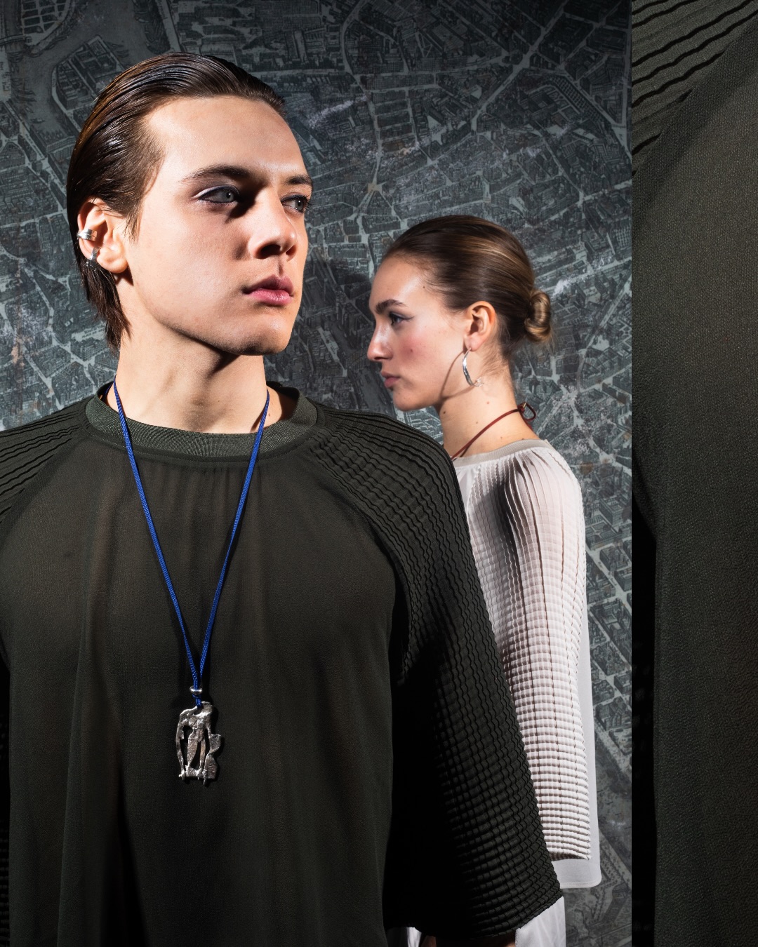 La force des bijoux EL FUEGO, c’est aussi leur liberté.
Ils se portent sans étiquette, sans frontière.
La flamme, le métal, les formes —
tout dépasse l’idée du bijou féminin ou masculin.
Il ne reste que la présence.
🔥
—
Photographes
@soumayn
Mannequins
@camilledp_ · @ed__drew
@ecole_mjm
Collaboration
@audrey.jehanno
Make-up
@jaynuraa
#ELFUEGO #BijouxMixtes #GenderlessJewelry #BijouxContemporains #FeuEtMatière CréationArtisanale StatementJewelry ArtBijou ✨