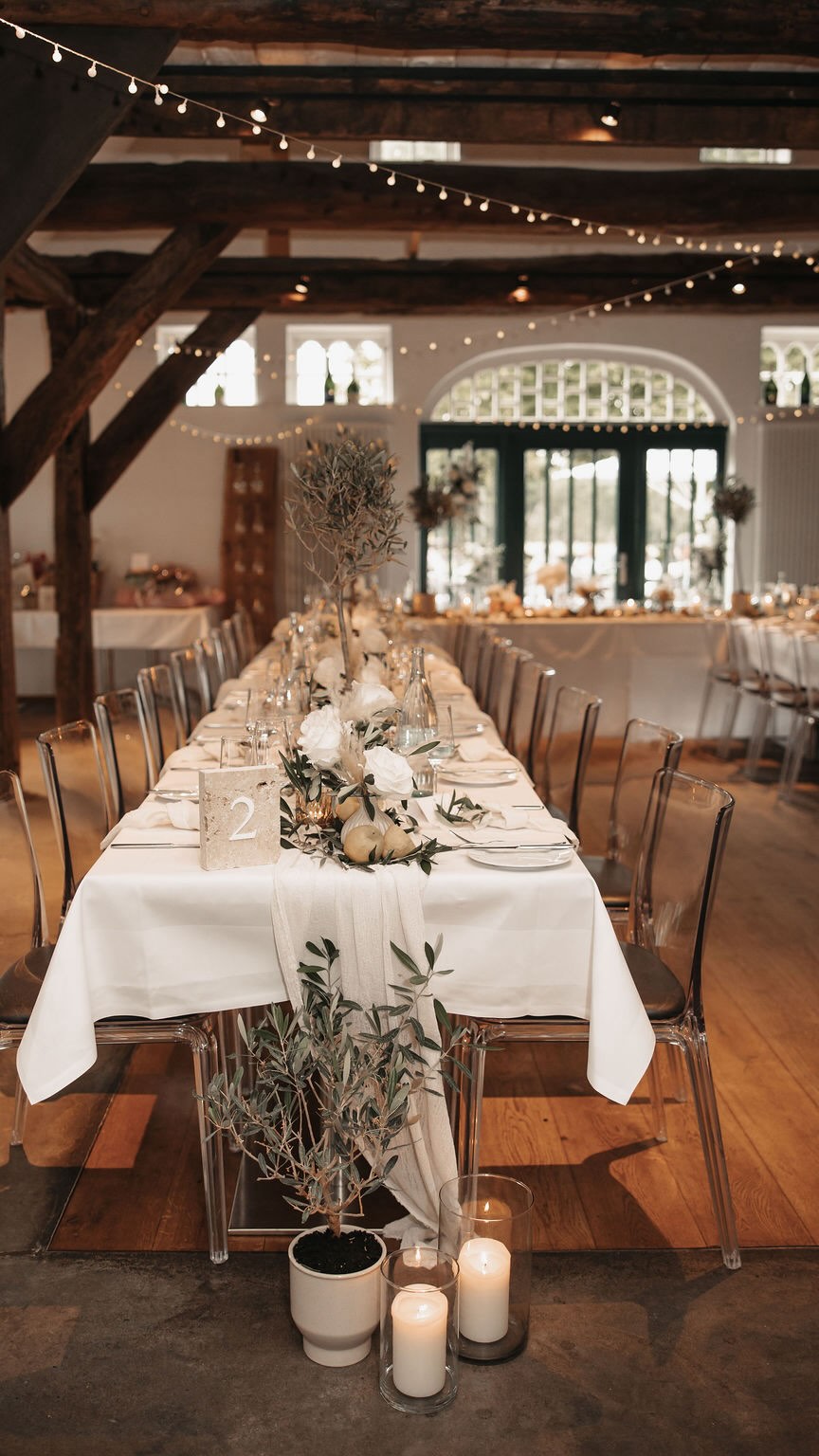 Es gibt so viele Kleinigkeiten, die einen wahnsinnig großen Unterschied in der Optik der Dekoration machen ✨
1. Die Höhe
Zu niedrige Tischdekoration hat oft eine sehr geringe Wirkung und keinen wirklich starken Effekt, wenn ihr oder eure Gäste die Location betreten. Bringt ein paar Objekte in die Tuschdeko, die mindestens 25cm hoch sind. Es muss auch nicht gleich alles den Gästen im Gesicht stehen. Das können sein Stabkerzen, hohe Vasen mit einer schmalen Vasenöffnung oder auch wie hier Olivenbäume.
2. Höhenvariation
Dekoration, die auf einer Höhe ist, wirkt einfallslos. Variiert stattdessen mit der Höhe. Kleine Teelichter, Vasen und Kerzenhalter bringen Dynamik, was ansprechend für das Auge ist. Und das gleiche gilt auch für Blumen. Blumen, die eine kurze Blüte haben immer mit länglichen Blüten kombinieren. Das sorgt für eine moderne Optik.
3. Farben richtig kombinieren.
Zu viele Farben, die nicht harmonieren, können schnell irritieren. Deshalb würde ich in den Dekoartikeln Naturtöne wählen und die Farben über Naturprodukte holen wie z.B. die Blumen oder hier die Zitronen. Das wirkt so viel natürlicher und eleganter als beispielsweise gelbe Tischläufer oder Vasen.
Speicher dir das Reel unbedingt ab oder schick es deiner Bestie. Und wenn dir mein Stil gefällt, freue ich mich sehr auf eure Anfrage 🫶
Foto: @traumfabrikfotografie
Location: @wir_am_nordenholzerhof
Dekoverleih
Hochzeitsdeko
Hochzeitsfloristik