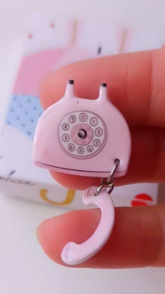 Une petite vidéo (toujours aussi mal filmée 😅) de la préparation d'une de vos commandes.
2 petites broches qui ont un point commun: leur inspiration provenant d'objets rétro que j'adore!!! 🤗
Vous êtes plutot coucou ou téléphone?
🕰? ☎?
°°°
#broche #creation #faitmain #bijou #retro