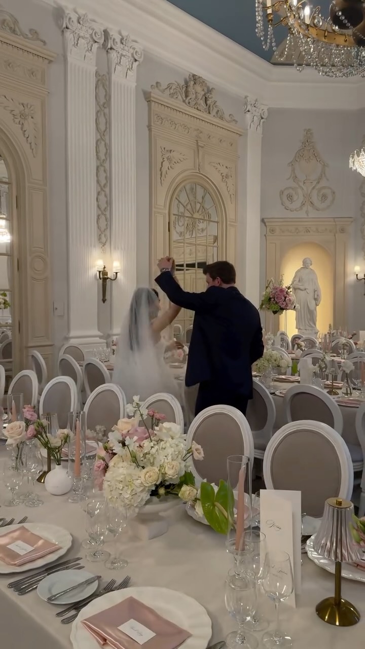 Es gibt diesen einen Moment am Hochzeitstag, der nur euch gehört.
Ganz egal, ob ihr euch für einen First Look entscheidet oder euch erst am Altar seht, beides ist auf seine Weise unbeschreiblich.
Doch wenn ihr euch vorher begegnet, schenkt ihr euch etwas, das im Trubel des Tages so selten ist: echte, ungestörte Zeit miteinander. Ein bewusstes Innehalten. Ein tiefes Durchatmen, bevor all eure Herzensmenschen dazukommen.
Und dann steht ihr gemeinsam in euren Dinner-Saal, was ihr so lange geplant und mit so viel Liebe vorbereitet habt. Für einen Moment wird es ganz still. Ihr lasst alles auf euch wirken, lächelt euch an, vielleicht tanzt ihr leise zwischen den Tischen und genießt dieses Gefühl von „Das ist unser Tag“, bevor sich die Türen öffnen und das Fest beginnt.
Genau diese Ruhe vor dem Sturm macht es so besonders. Ihr startet nicht einfach in eine Feier, sondern ganz bewusst Hand in Hand in eure Zukunft.
Cheers auf Euch 🥂
Team:
Foto: @annalenaholz_
Planung: @levin.wedding
Dekoration: @thefeatherette
Florist: @bluetenreich_florist
Sweattable: @pennycakeskoeln
Tischdecke und Stühle: @vonrock.de
Video: @elif.mengene
Location: @redoutebonn
DJ: @djdarman.de
MuA: @brautstyling_dianadymala
Brautkleid:
@kaviargauche_official
Papeterie: @kleingedrucktes_siegburg
#weddingplanner #wedding #bridetobe #hochzeit #verlobt