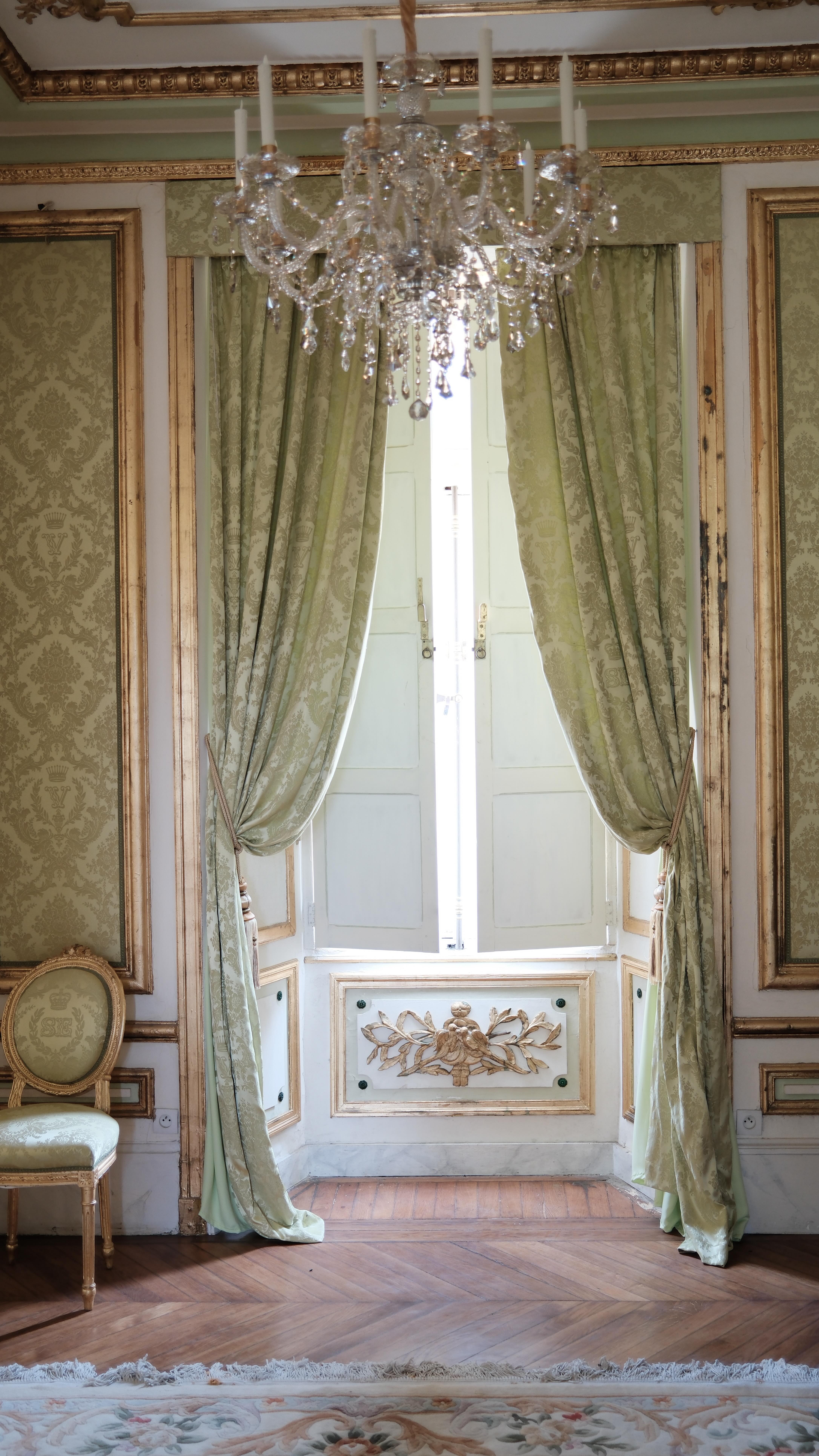 Balade matinale dans le parc du château 🤍
L’hiver est encore là…
On le sent dans la fraîcheur de l’air, dans les gouttelettes d’eau posées sur l’herbe comme des perles silencieuses.
Et pourtant…
Les pruniers commencent à fleurir.
Les oiseaux chantent un peu plus fort.
Le soleil s’attarde un peu plus longtemps sur les statues et les vieilles pierres.
C’est ce moment suspendu que j’aime tant.
Quand l’hiver n’a pas encore dit son dernier mot,
mais que le printemps murmure déjà à l’oreille du château.
Vous aussi, vous sentez ce changement dans l’air ? 🌿✨
#VieDeChâteau #MatinAuChâteau #PrintempsQuiArrive #BaladeMatinale InstantPoétique