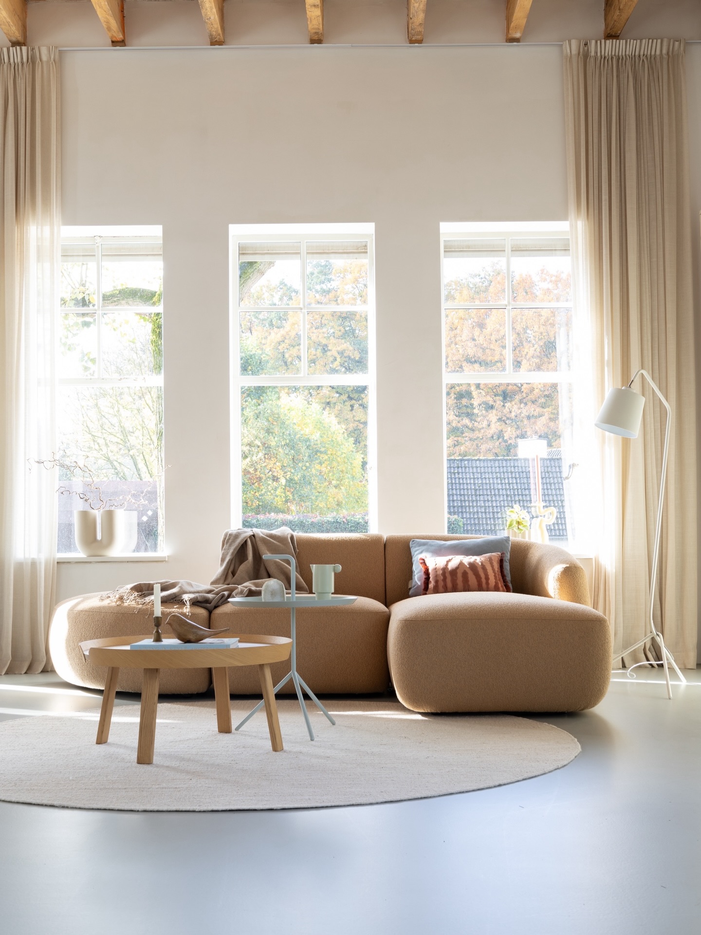 𝗪𝗮𝗮𝗿𝗼𝗺 𝘇𝗼𝘂 𝗷𝗲 𝗲𝗲𝗻 𝗶𝗻𝘁𝗲𝗿𝗶𝗲𝘂𝗿𝗼𝗻𝘁𝘄𝗲𝗿𝗽𝗲𝗿 𝗶𝗻𝘀𝗰𝗵𝗮𝗸𝗲𝗹𝗲𝗻? ✨
Heb jij plannen om je interieur aan te pakken, te verbouwen of verhuizen? Heb je geen idee waar je moet beginnen en krijg je keuzestress van al het aanbod aan verschillende kleuren, meubels en accessoires?
Door een interieurontwerper in te schakelen bespaar je een hoop tijd en stress. Jouw interieur wordt in één keer goed aangepakt, alles wordt een kloppend geheel! Je wordt volledig ontzorgd. Hierdoor bespaar je jezelf een hoop miskopen, herstelwerkzaamheden en kostbare tijd.
Voordat we aan de slag gaan leren we elkaar eerst goed kennen. Wij streven namelijk altijd naar een persoonlijk interieur, dat volledig aansluit bij jouw wensen, eisen en lifestyle. Het contact tijdens en na onze trajecten vinden wij daarom ook heel belangrijk. Zo ontstaat het gevoel van een goede samenwerking en komen we samen tot het beste resultaat voor jouw interieur. Een interieur waar je jaren plezier van zult hebben. ✨
Bekijk de website voor het gehele aanbod en plan jouw intake in! 💌
📸 @bysidde