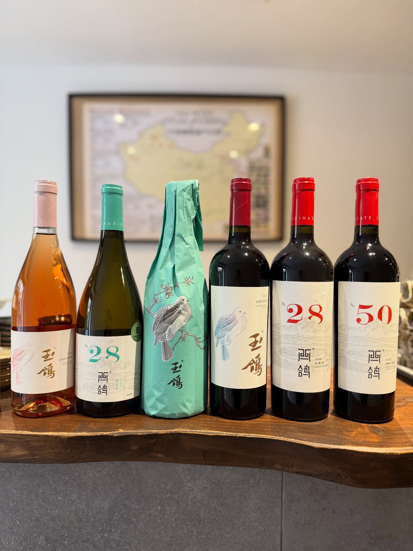 L‘Âme de Ningxia - Xige Estate
@xige_estate
1️⃣ Un Terroir Unique au Monde 🏔️
Situé sur les contreforts orientaux du Mont Helan, Xige bénéficie d’un climat continental aride exceptionnel. Sa singularité réside dans ses vieilles vignes qui puisent leur force dans des sols de graviers et de terre calcaire. Entre la protection de la montagne et l‘irrigation du Fleuve Jaune, les vins de Xige affichent une complexité rare et une acidité naturelle vibrante, véritable don du désert.
2️⃣ L‘Héritage Bordelais du Fondateur 🎓
Le fondateur, M. Zhang Yanzhi, est le premier œnologue chinois diplômé de la prestigieuse Faculté d’Œnologie de Bordeaux. Élève des plus grands maîtres, il est revenu à Ningxia avec une ambition : créer un vin chinois d‘envergure internationale. Visionnaire et technicien, il marie la rigueur bordelaise à la ténacité chinoise.
3️⃣ Une Échelle au Service de la Région 📈
Xige n’est pas seulement un domaine d‘élite, c’est l‘accélérateur de toute la région de Ningxia. Avec des dizaines de milliers d’hectares, le domaine a industrialisé l‘excellence, élevant la réputation internationale du terroir. En tant que leader, Xige prouve au monde qu’une production d‘envergure peut rimer avec une haute qualité constante, tout en stimulant l’économie et l‘écologie locales.
#xigeestate #zhangyanzhi #ningxiawine #terroir #chinesewine
📝 Réservation : www.bistrowu.com