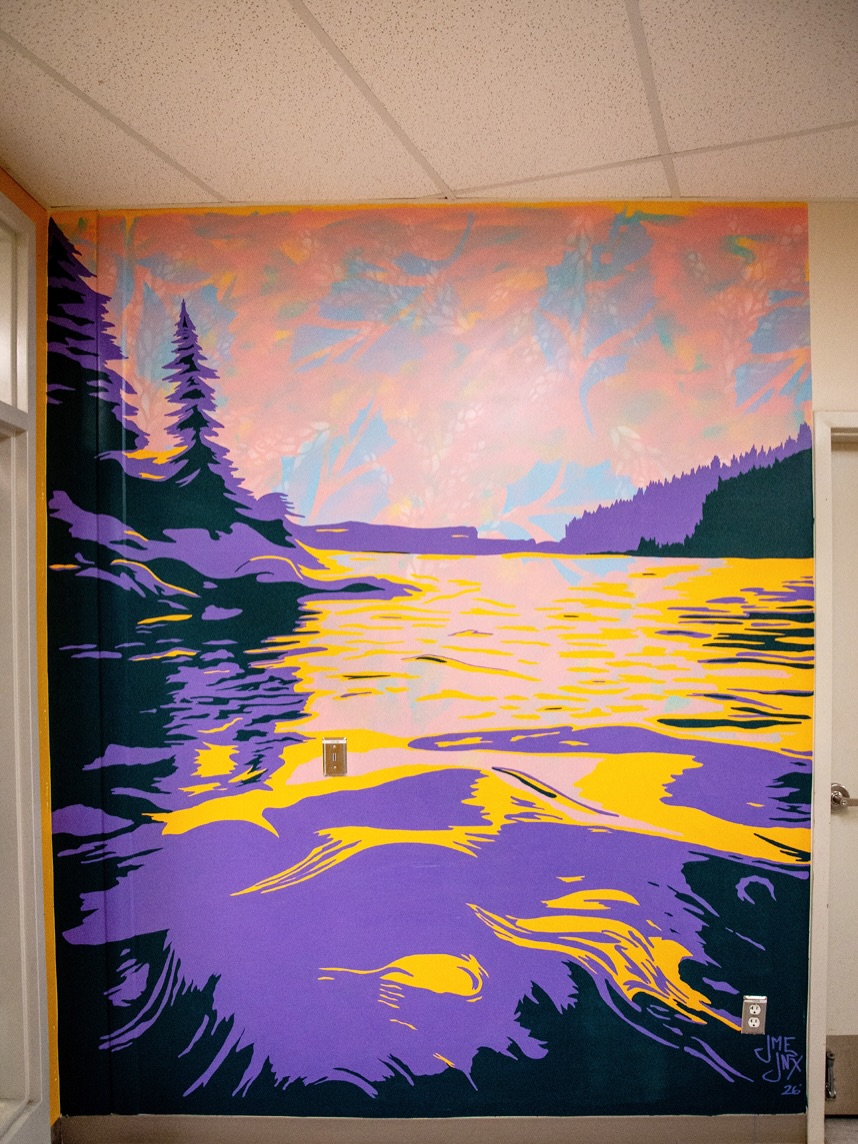 Dehors Interne
Les premières murales de l’année 2026!
L’idée d’apporter l’extérieur à l’intérieur pour apaiser le quotidien dans l’école Cité-jeunesse à Trenton. Une murale pour le coin calme des étudiants et l’autre sur le coin des deux grandes artères de l’école. Les deux murales sont inspirés de ma photographie des alentours de ce beau coin de l’Ontario. @passepartfccf