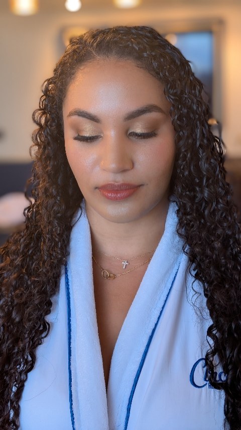 Effortless curls meet radiant skin—because your glow deserves to shine before the moment even begins. Customized glam that feels like you, lasts like magic ✨💖 DM to book your session in Las Vegas. #VegasGlam #BeautyThatLasts #LasVegasHairAndMakeup #GlamAndGloUniversal