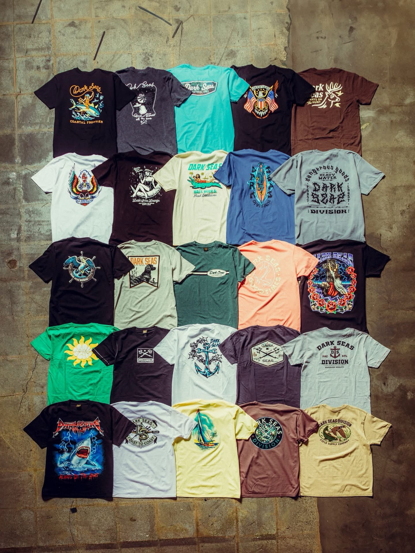 🌊 Dark Seas SS26
L’océan dans sa version brute.
Représentée à La Réunion depuis 2014.
SS26 confirme l’ADN :
⚓️ Graphismes maritimes puissants
🌞 Couleurs estivales, identité forte
🦈 Visuels bold, typographies vintage US
Pas du surfwear générique.
Du caractère. Des tees qui marquent.
Pour ceux qui vivent vraiment au bord de l’eau.
Shops intéressés → MP.
#DarkSeas #SS26 #LaReunion #SurfLifestyle #CoastalCulture