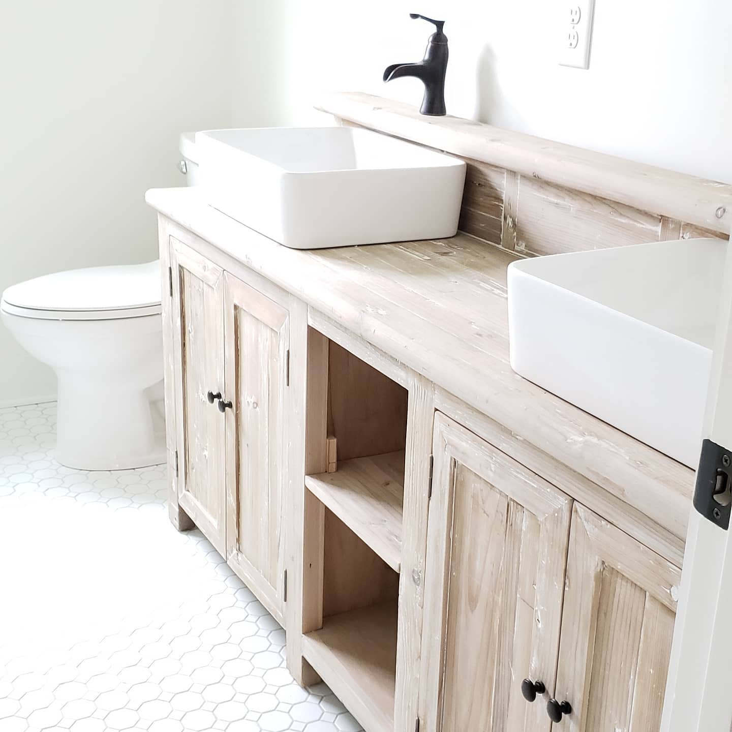 This charming guest bathroom is beaming with natural light and oversized vessel sinks. Who will be hosting guests for the holidays? This bathroom is sure to win everyone over.
#customhome
#customehomebuilder
#jontotherowconstruction
#guestbathroom
#vesselsink