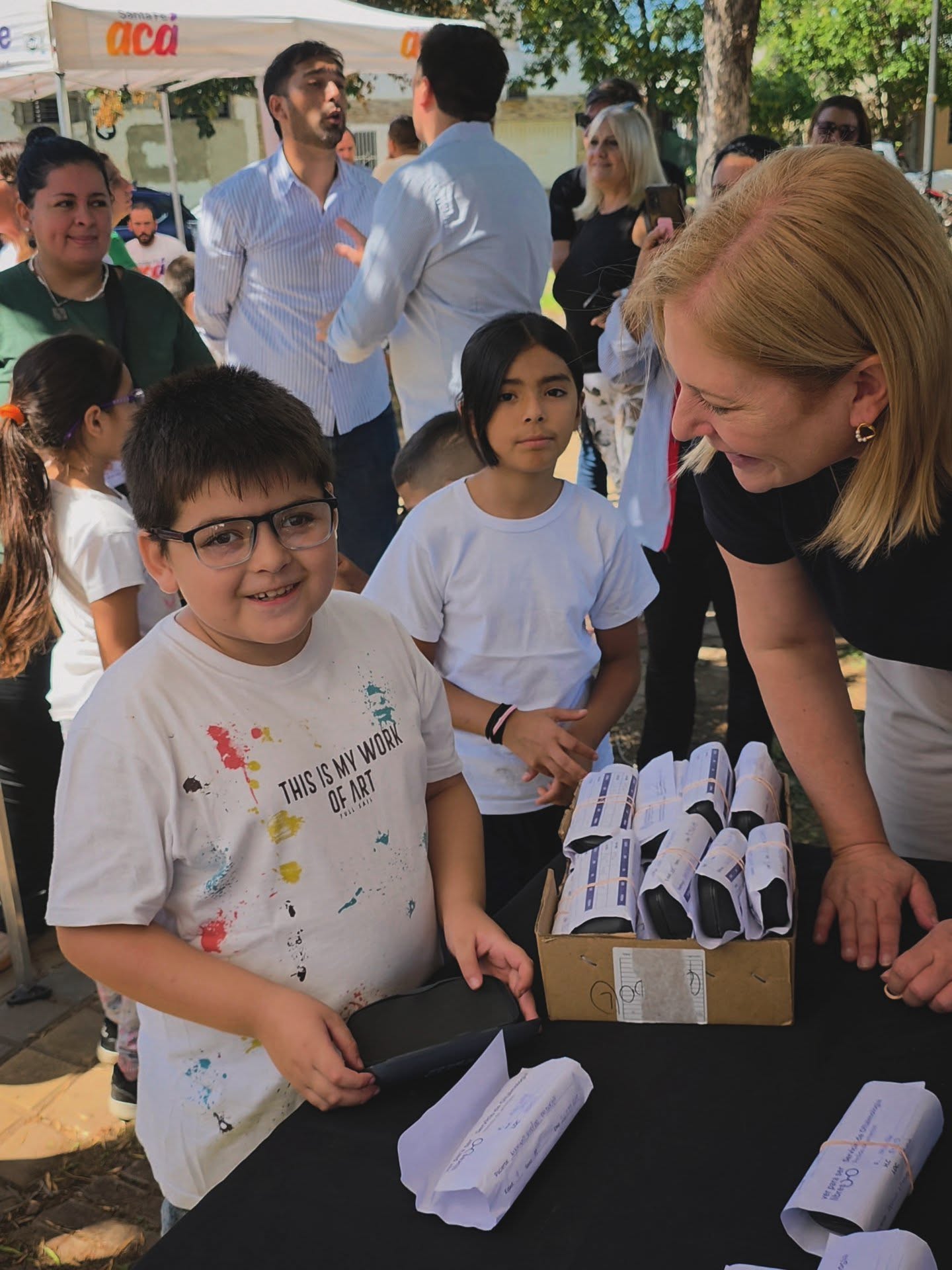 La salud pública también es esto: llegar a tiempo.
Con @santafe.aca acercamos controles oftalmológicos y entrega de lentes para chicos para que puedan ver mejor y aprender mejor. A veces algo tan simple como un par de anteojos puede cambiar la forma en que un chico aprende, juega y mira el mundo.