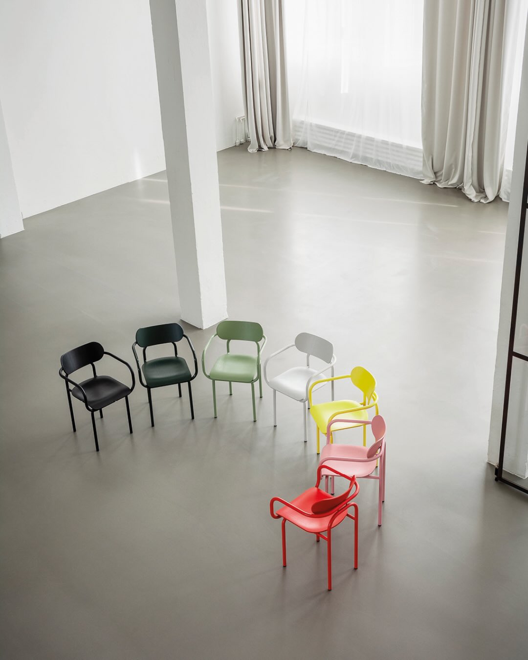 DOUBLE U armchair
The chair resembles a light embrace. Its frame features a clear, organically curved line that encloses the body like a frame. It also gave the chair its name: the two pairs of legs, which are made of bent tubular steel, are shaped like upside-down Us, while the armrest forms a closed geometry behind the back section and under the seat shell. DOUBLE U’s dynamic silhouette is full of verve and playful lightness; the monochrome colour scheme makes it look as if it has been cast from a single mould.