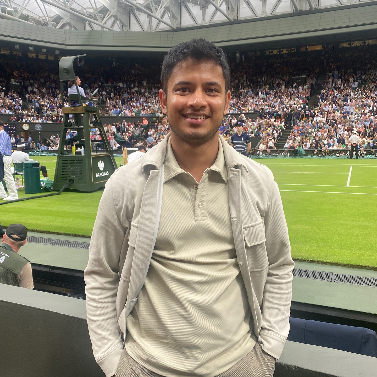 Unbelievable day at @wimbledon ๐พ Incredible experience to watch some of the best players in the world โก๏ธ
โข @carlitosalcarazz ๐ช๐ธ vs @bigfoe1998 ๐บ๐ธ
โข @emmaraducanu ๐ฌ๐ง vs @mariasakkari ๐ฌ๐ท
โข @janniksin ๐ฎ๐น vs @miomirk ๐ท๐ธ
