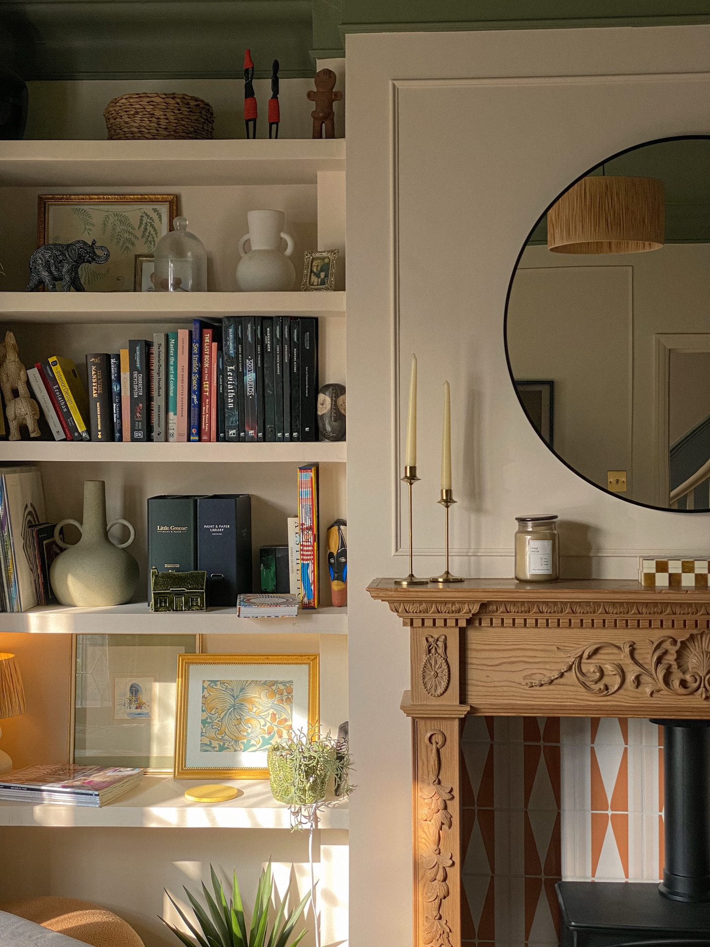 A few sunny snaps of the living room, still can’t believe my luck with this gorgeous fire surround I picked up from marketplace for £40!! Just love all of the detailing! One man’s trash is another’s treasure and so they say!
#livingroomdesign #essexhome #1930srenovation #essexhome