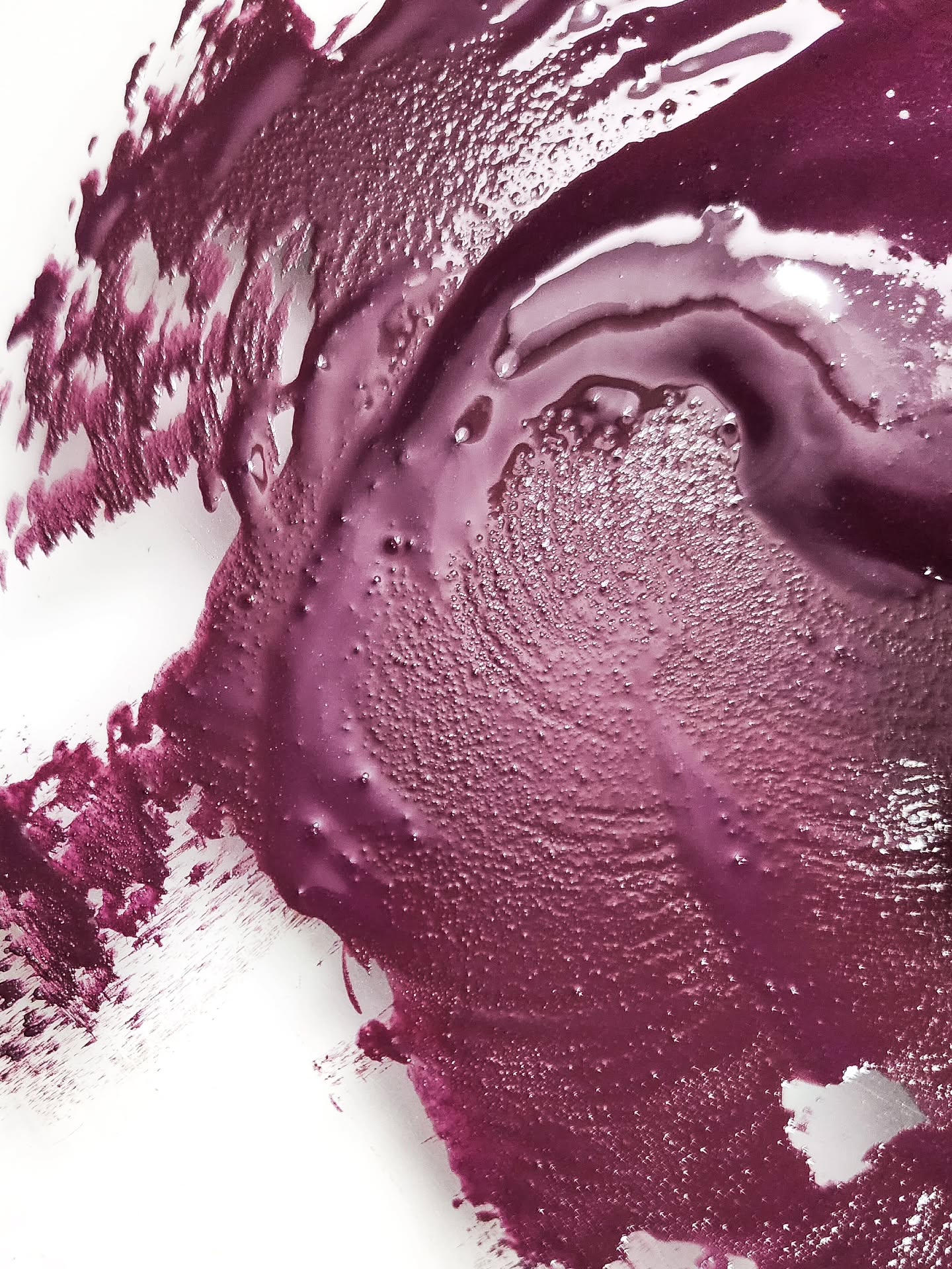 Si tu fais parti des 150 chanceux.ses qui se sont procurés le calendrier de l'avent 2025, tu as déjà eu l'occasion de tester cette couleur, sinon tu es tout autant chanceu.se car tu auras bientôt la possibilité de la découvrir aussi
Confiture de ronce, c'est une couleur que j'avais en tête depuis looongtemps et une de mes grandes réussite et fierté de 2025. C'est une aquarelle que je considère mate bien que les grains d'hématite qui font parti du mélange reflètent un peu la lumière (c'est tout en finesse) et ça faisait un moment que je n'avais pas eu un coup de cœur pour une couleur mate
Elle est un peu texturée (toujours les grains d'hématite) et donc peut être pas des plus facile à maîtriser mais elle vaut tellement le coup par ses nuances et ses sous tons ❤️
Elle sera disponible au printemps dans les coffrets que je prépare 👀 (avril), aux marchés en individuel (avril/juin) et sur le site en individuel (juin)
Je sais, il faut s'armer de patience, mais elle mérite que je prenne le temps de bien la préparer pour que vous la proposer dans sa meilleure version !
C'est une nuance pour laquelle tu pourrais craquer ?