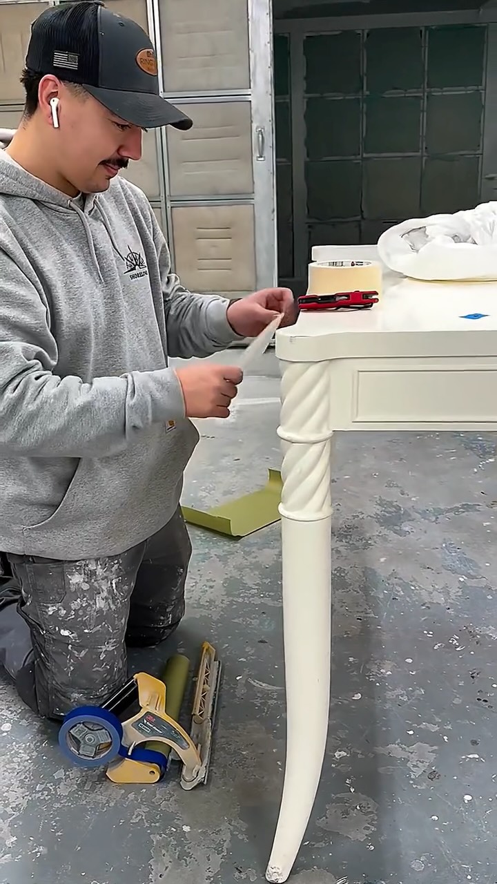 A flawless table top refinishing transformation for the @oceanhouseri
#cabinetrefinishing #shorelinepainting #westerly #mystic #narragansett